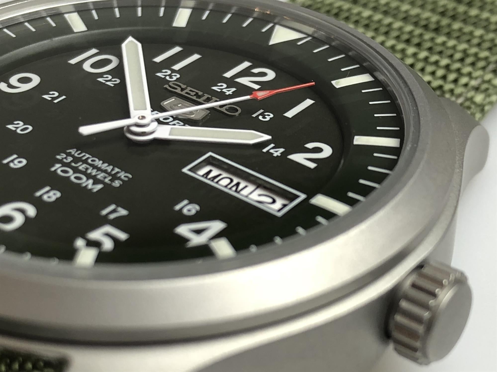 Seiko 5 Sports Automatik Grünes Zifferblatt Grünes NATO Style Armband Herren Uhr SNZG09K1