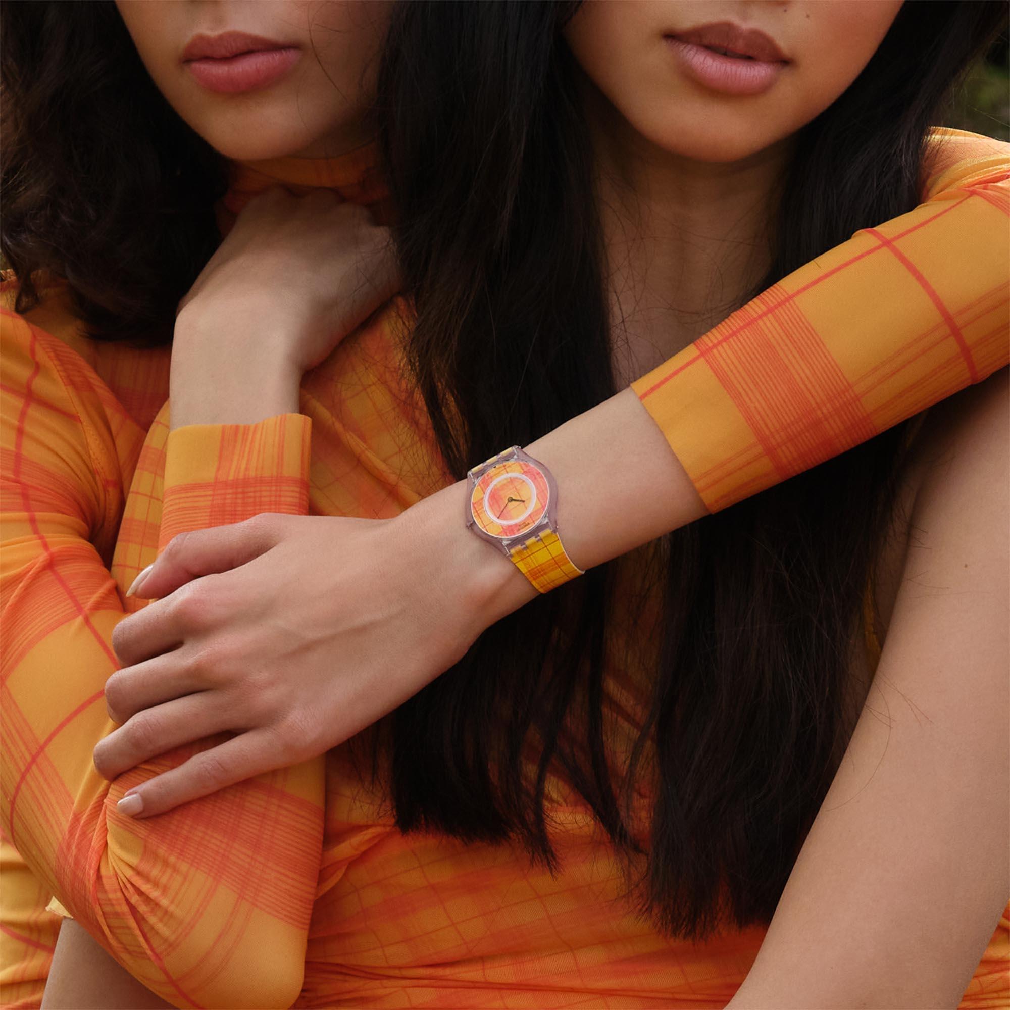 Swatch Supriya Fire Mardas 02 Quarz Uhr mit orangefarbenem Zifferblatt und Silikonarmband SS08Z105