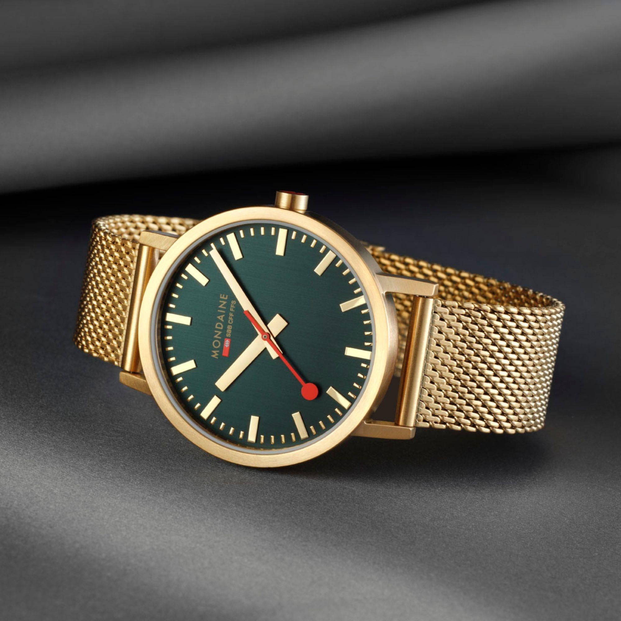 Mondaine Classic IP Gold Mesharmband Grünes Zifferblatt Uhr A660.30360.60SBM