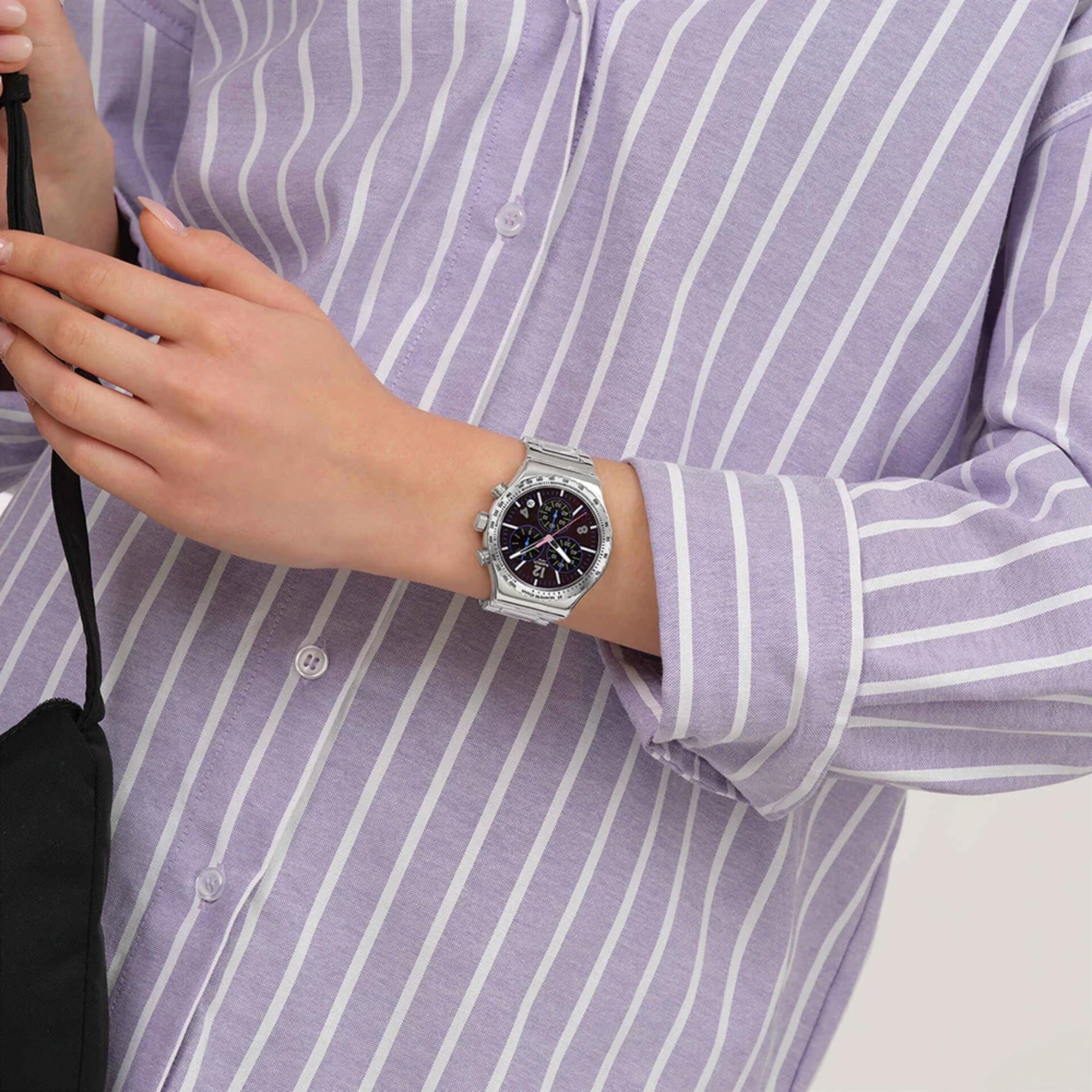 Swatch Irony Purple Glow Chronograph Schwarzes Zifferblatt Stahl Armband Uhr YVS533G