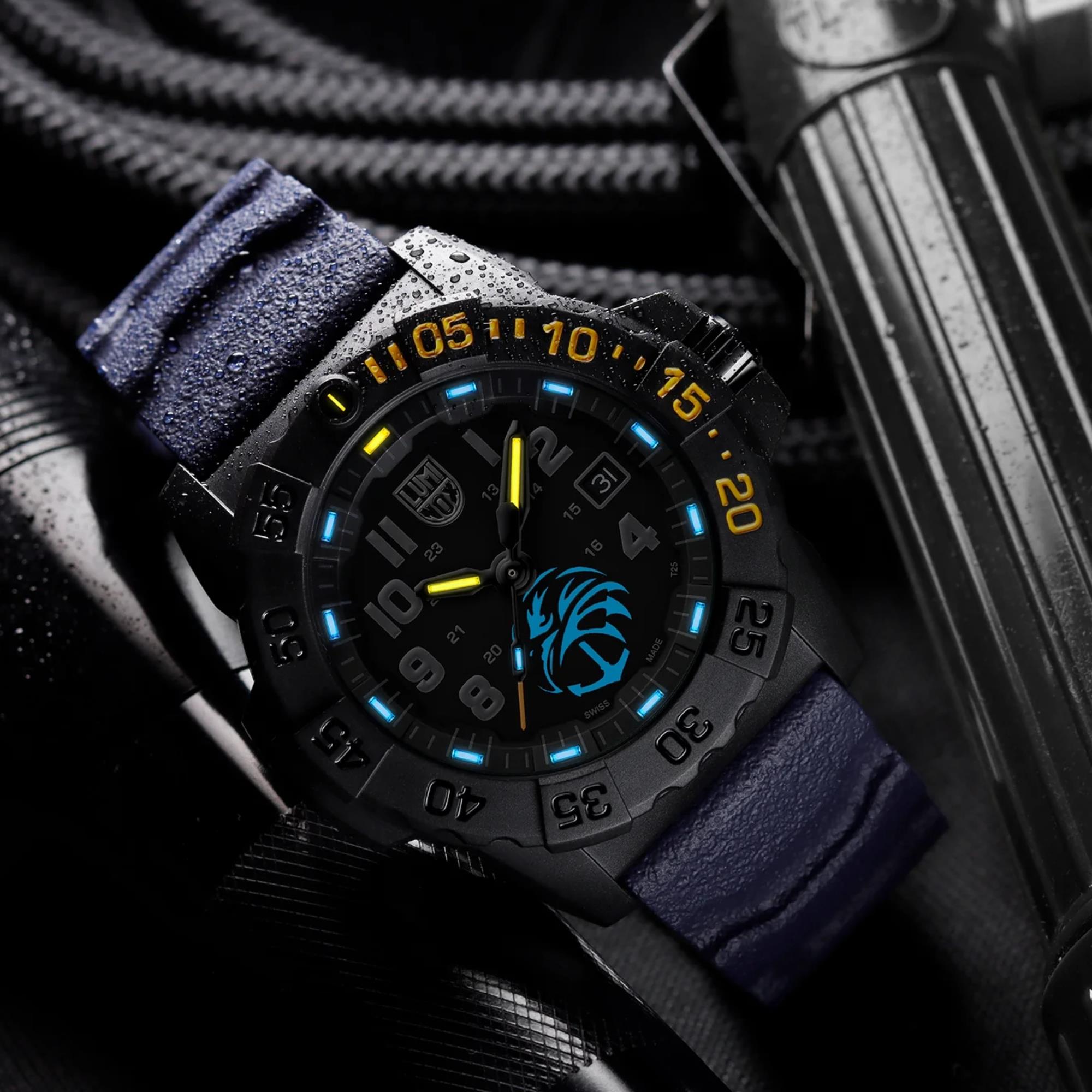 Luminox Navy Seal 45mm Schwarzes Zifferblatt Gummi Herren Quarz Uhr XS.3505.NSF.N