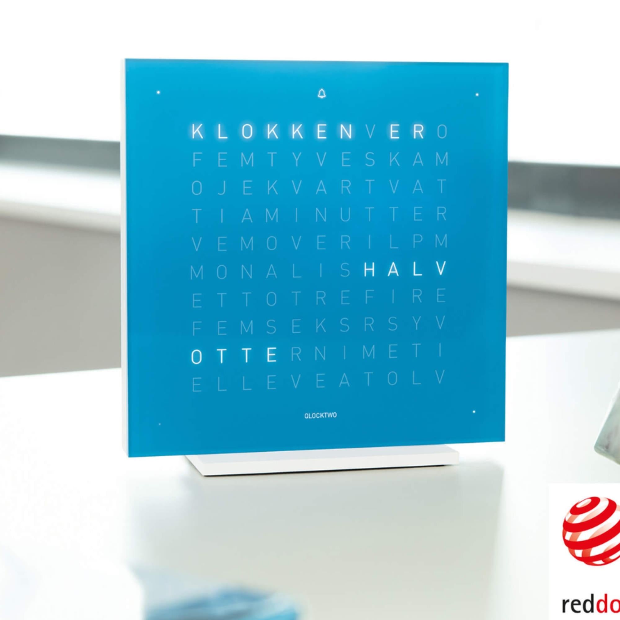 QLOCKTWO Earth 13.5 Pure Blue Candy Englische Tischuhr T4PENBC-UK