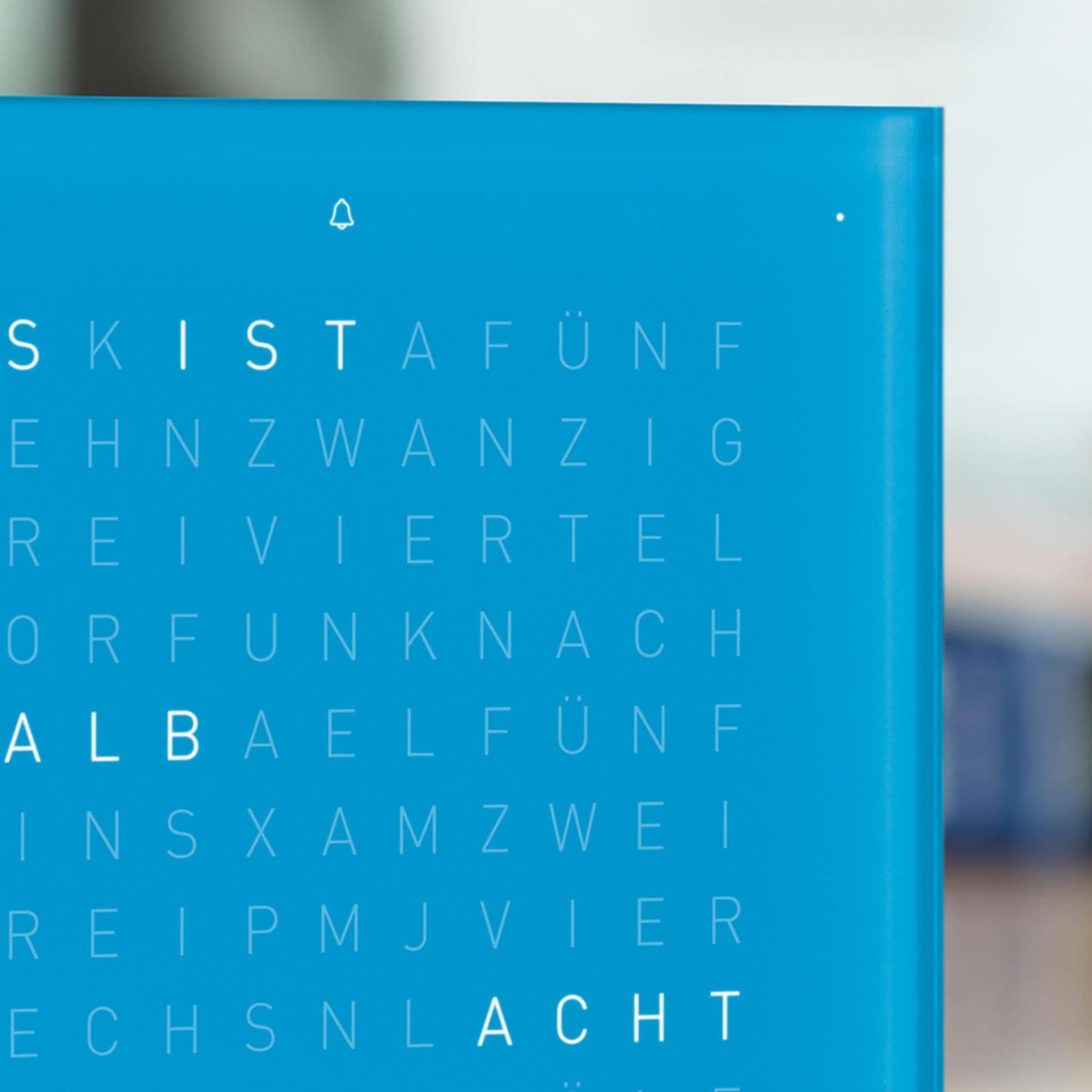 QLOCKTWO Earth 13.5 Pure Blue Candy Englische Tischuhr T4PENBC-UK