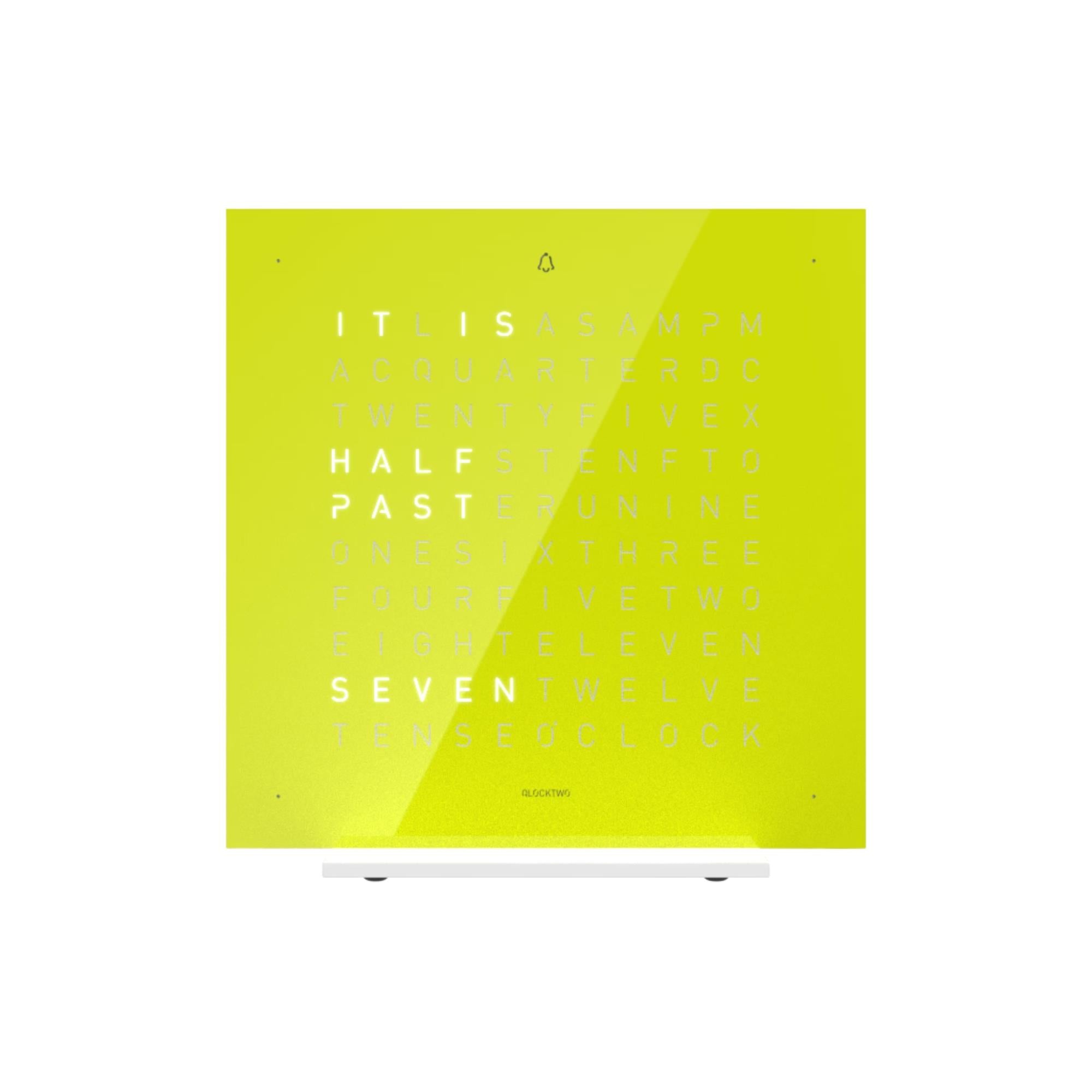 QLOCKTWO Earth 13.5 Pure Lime Juice Englische Tischuhr T4PENLJ-UK