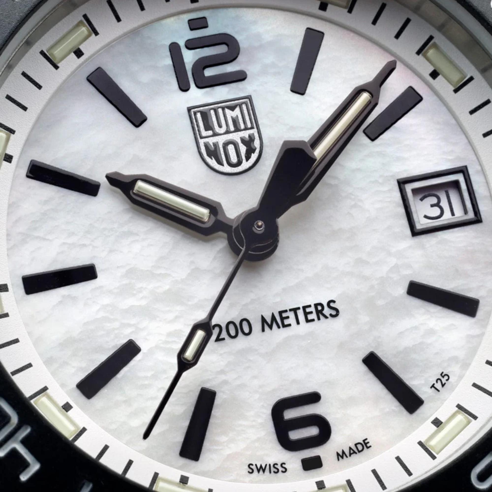 Montre quartz Luminox Pacific Diver Ripple 39mm cadran nacre acier XS.3126M.1