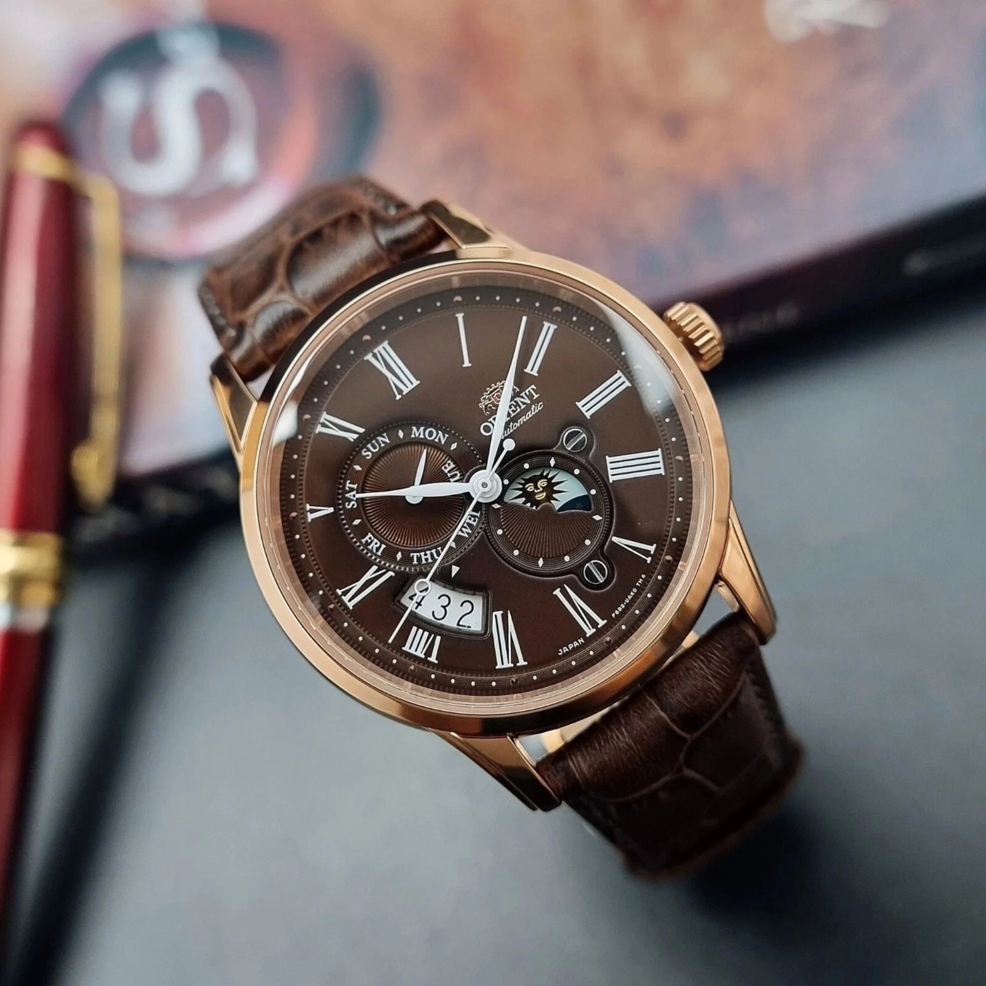 Orient Bambino 42,5mm Sonne und Mond braunes Zifferblatt Leder Herren Automatik Uhr RA-AK0009T30B