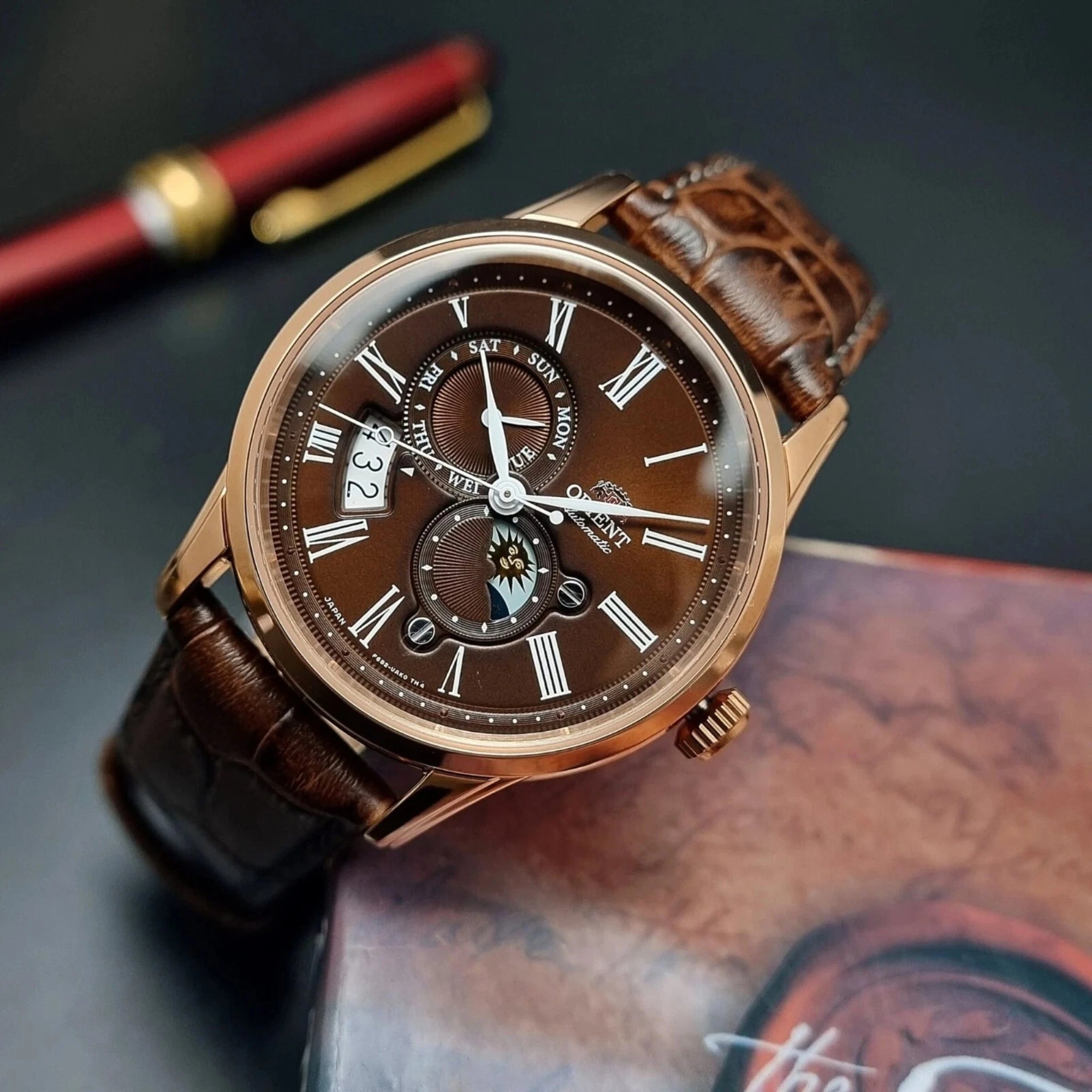 Orient Bambino 42,5mm Sonne und Mond braunes Zifferblatt Leder Herren Automatik Uhr RA-AK0009T30B
