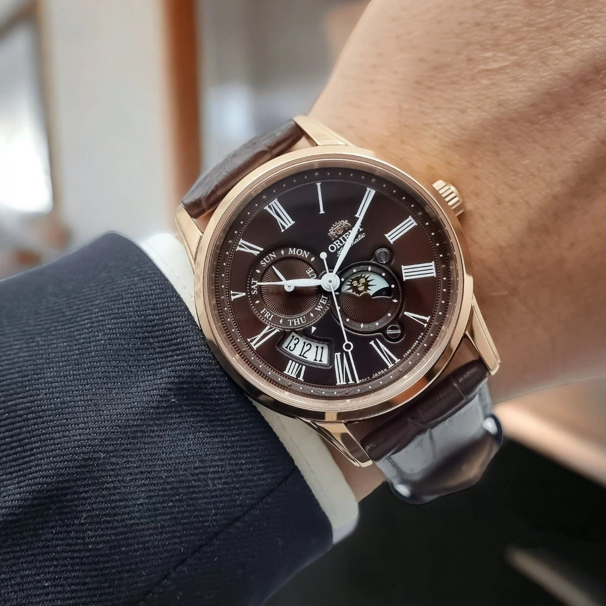 Orient Bambino 42,5mm Sonne und Mond braunes Zifferblatt Leder Herren Automatik Uhr RA-AK0009T30B