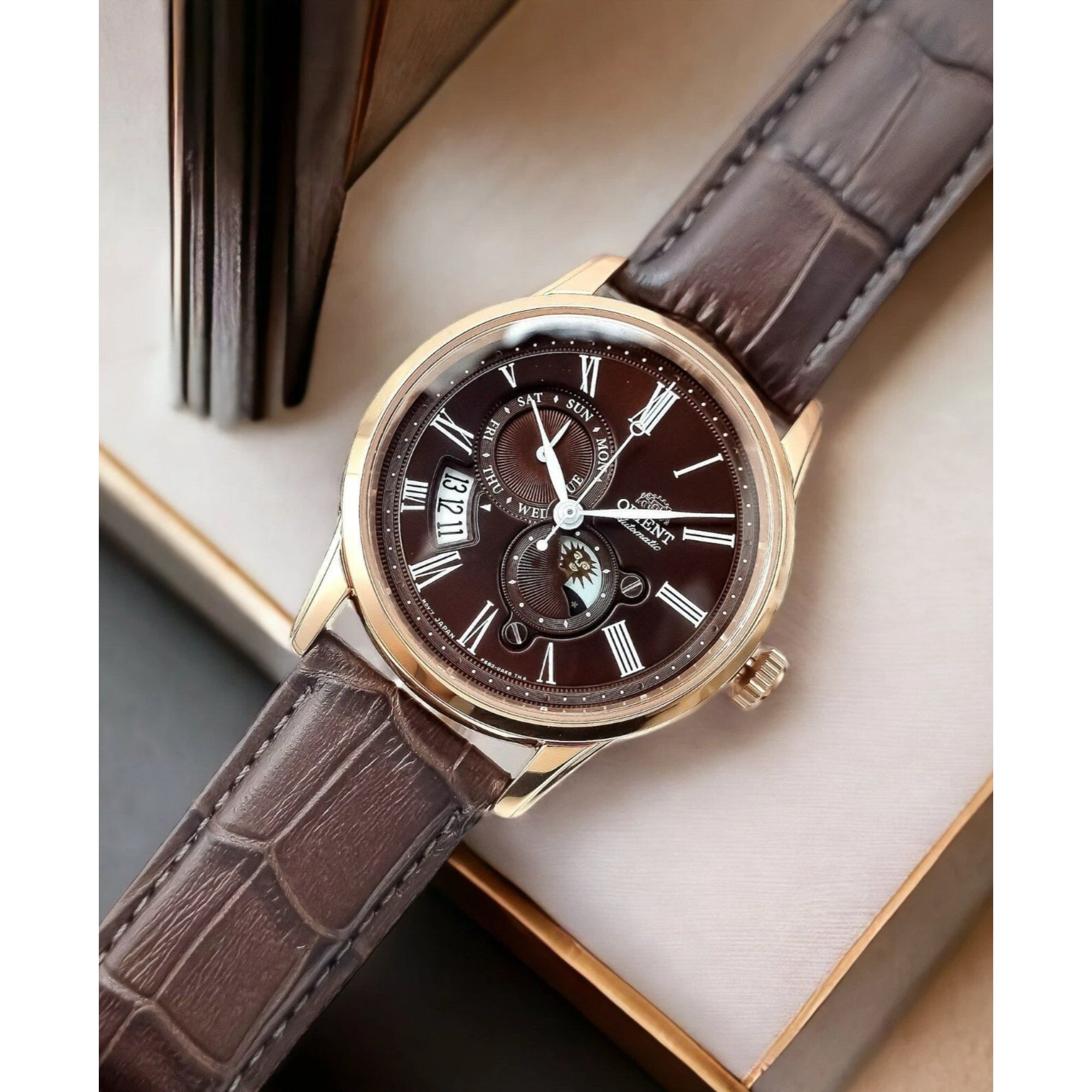 Orient Bambino 42,5mm Sonne und Mond braunes Zifferblatt Leder Herren Automatik Uhr RA-AK0009T30B