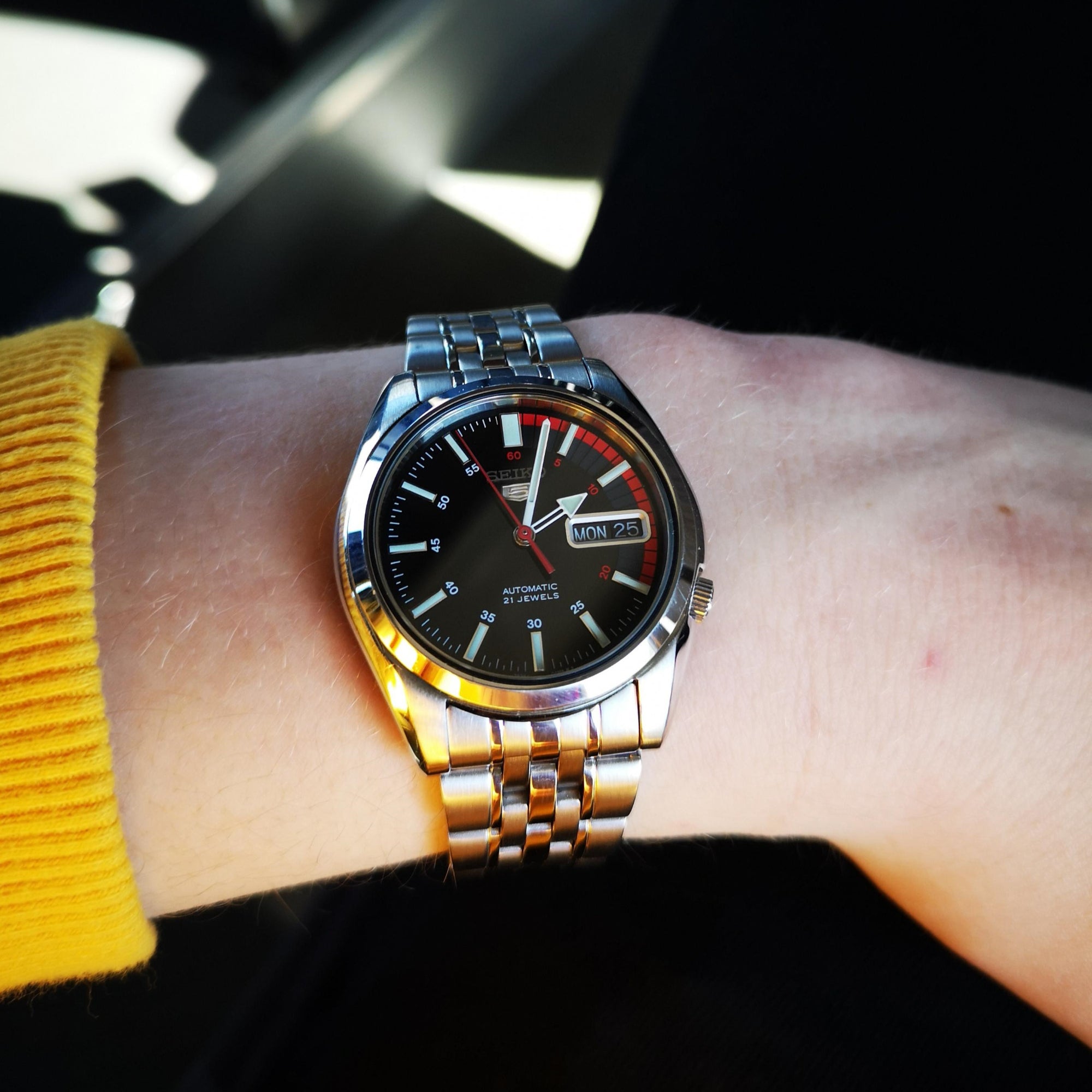 Seiko 5 Automatik Herrenarmbanduhr mit schwarzem Zifferblatt und Stahlarmband SNK375K1