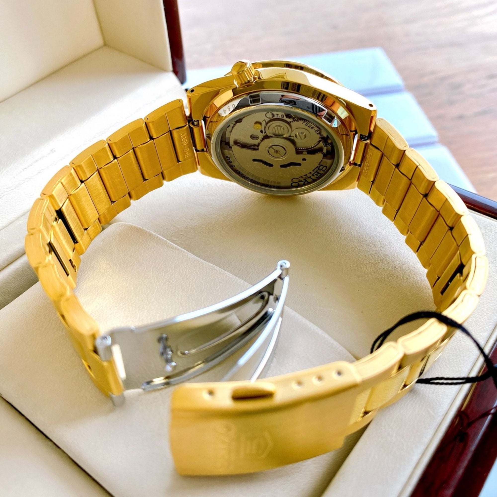 Seiko 5 SNKE06K1 open case back with bracelet