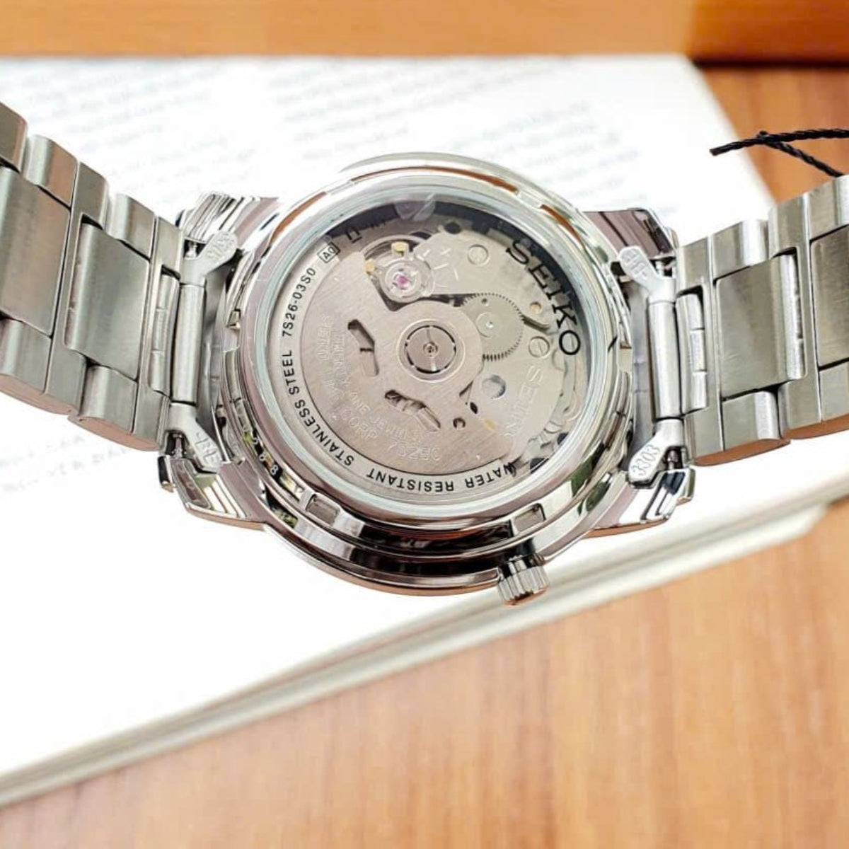 Seiko 5 Automatik Herrenarmbanduhr mit schwarzem Zifferblatt und Stahlarmband SNKK71K1
