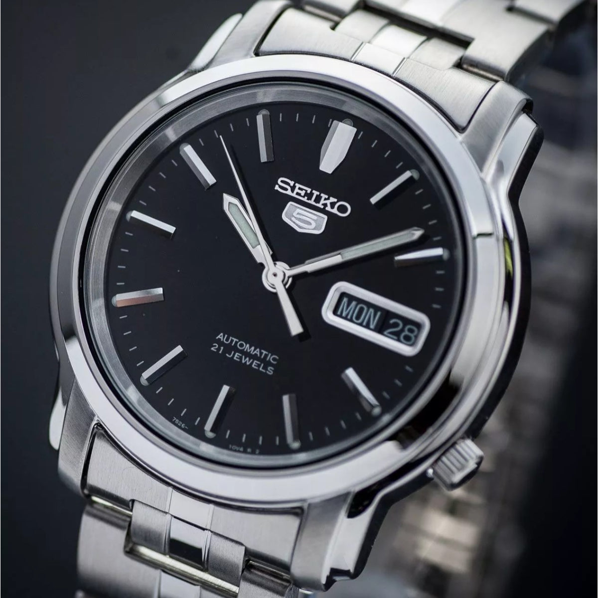 Seiko 5 Automatik Herrenarmbanduhr mit schwarzem Zifferblatt und Stahlarmband SNKK71K1