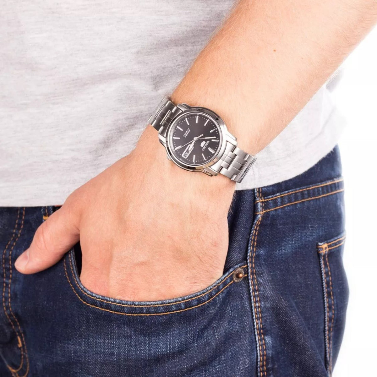 Seiko 5 Automatik Herrenarmbanduhr mit schwarzem Zifferblatt und Stahlarmband SNKK71K1