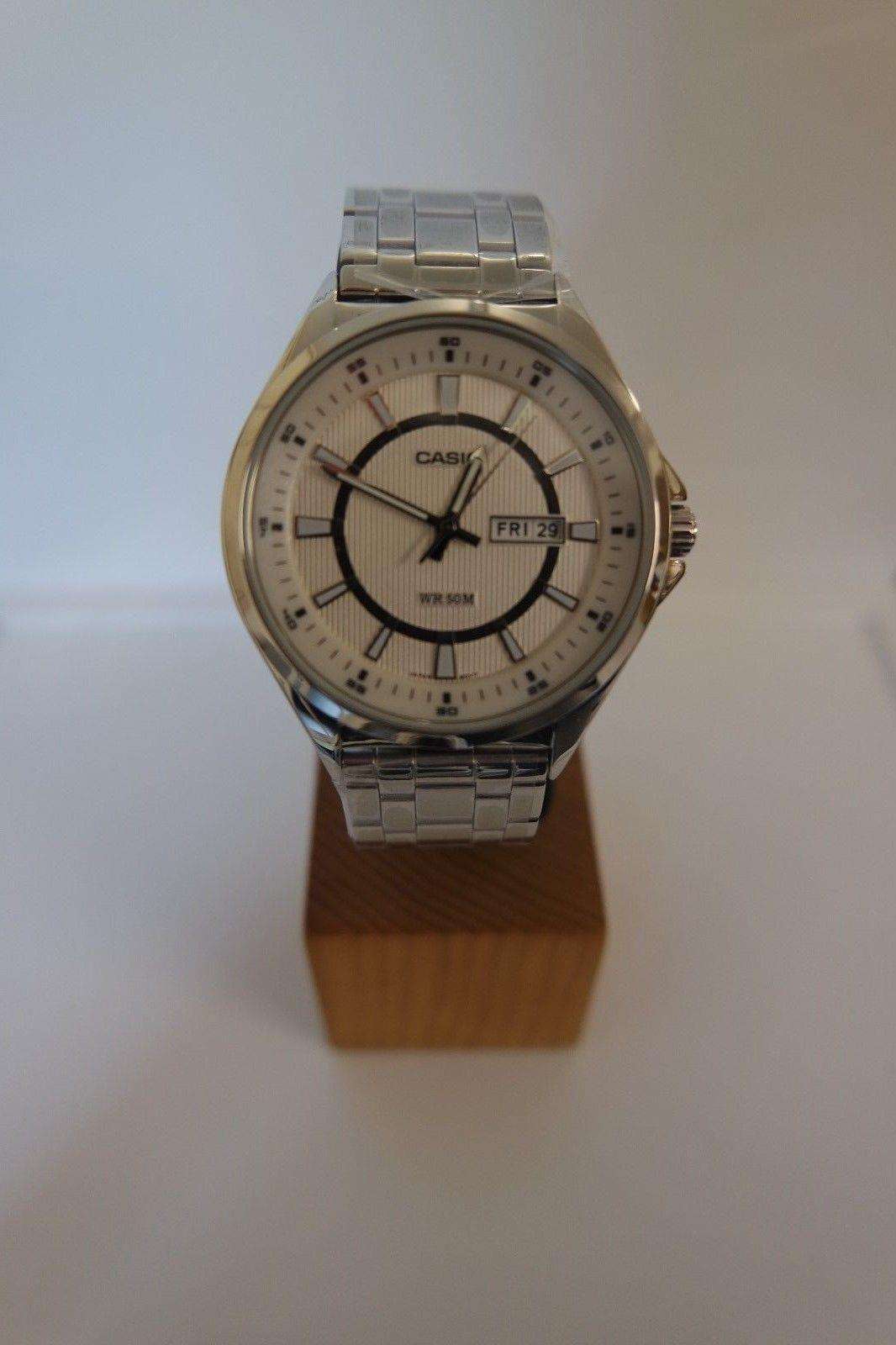Casio Herren Quarz Uhr mit Silbernem Zifferblatt Analog - Digitalanzeige und Weißem Metallarmband MTPE108D-7AVEF