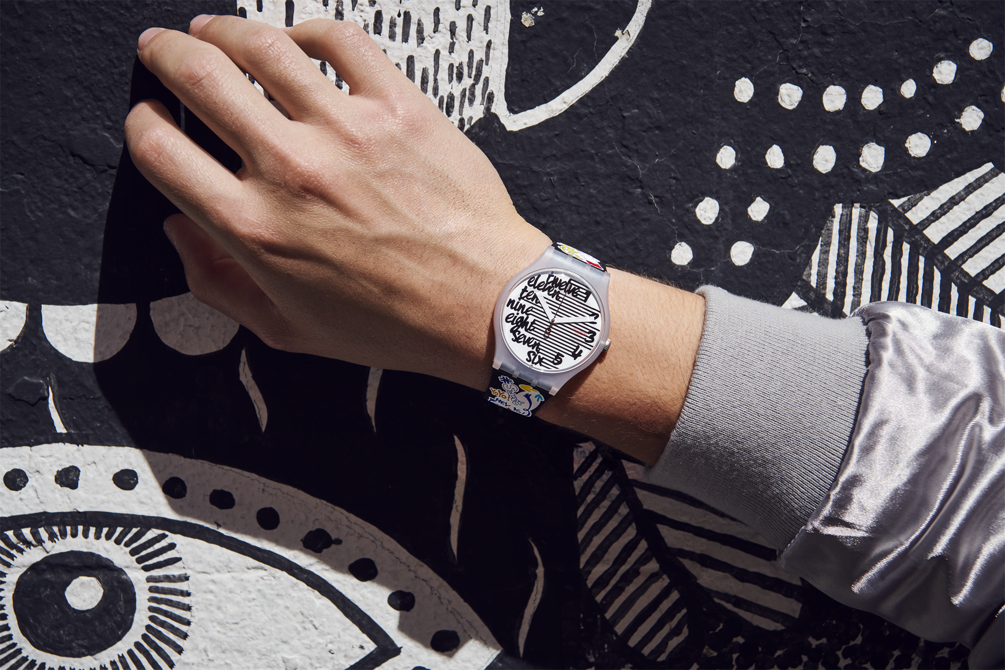 Swatch Streety weißes Kunststoffgehäuse schwarzes Silikonarmband weißes Zifferblatt Uhr SUOW157