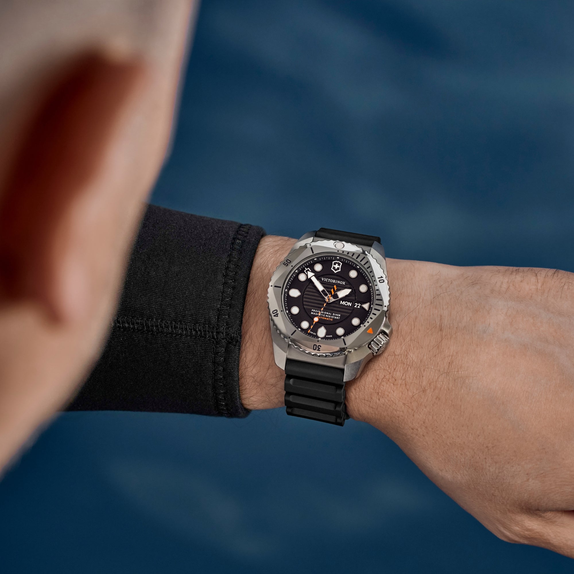 Victorinox Dive Pro 43mm Schwarzes Matt Zifferblatt Gummi Herren Automatik Uhr 242070