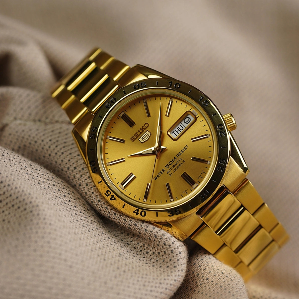 Reloj para hombre Seiko 5 automático con pulsera de acero inoxidable PVD dorado y esfera dorada SNKE06K1