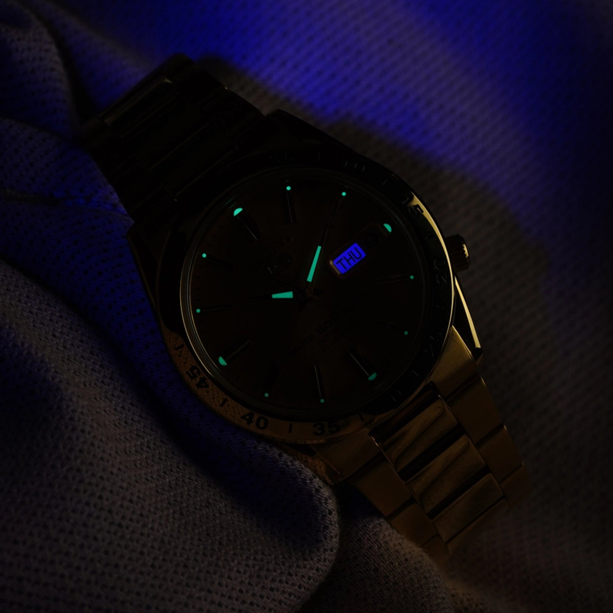 Reloj para hombre Seiko 5 automático con pulsera de acero inoxidable PVD dorado y esfera dorada SNKE06K1