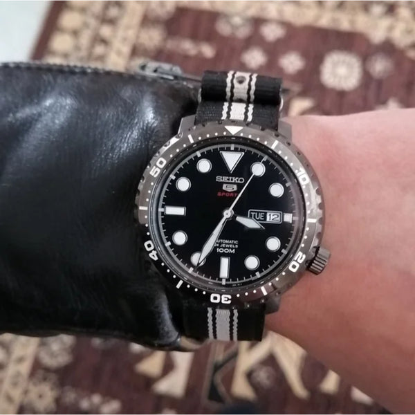 Seiko 5 Sports Flaschenverschluss Gehäuse Textilarmband Automatik Schwarzes Zifferblatt Herren Uhr SRPC67K1