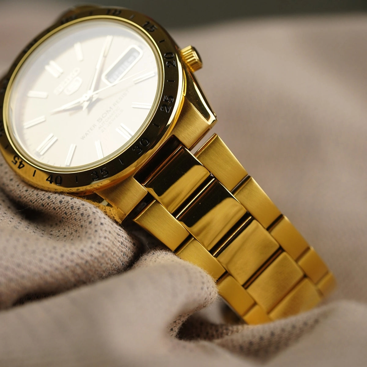 Reloj para hombre Seiko 5 automático con pulsera de acero inoxidable PVD dorado y esfera dorada SNKE06K1