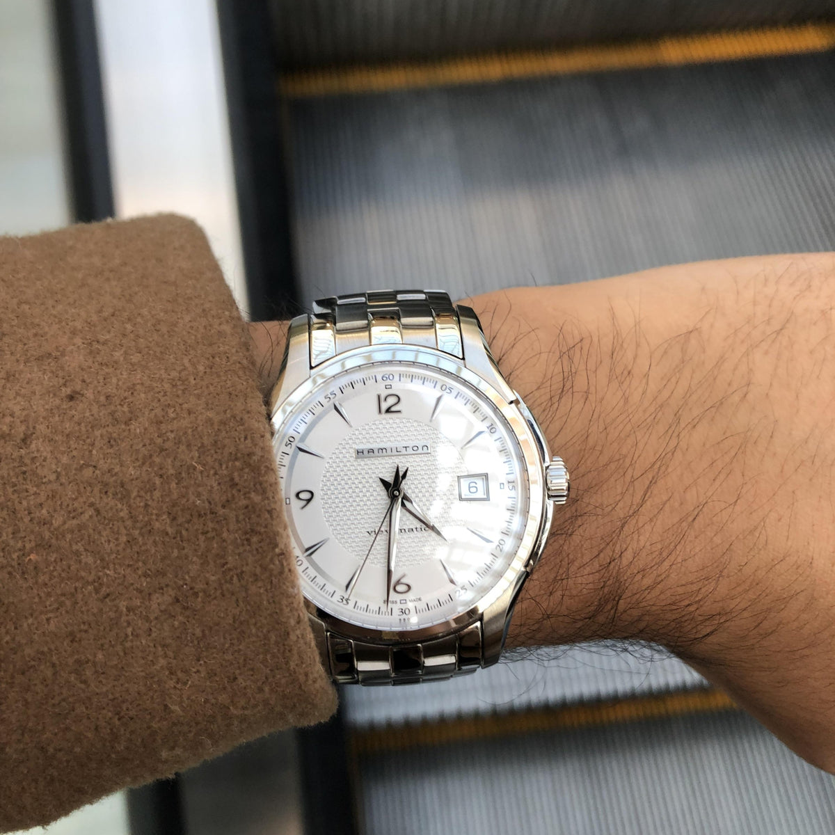 Men's stainless steel watch with white-silver dial and three hands