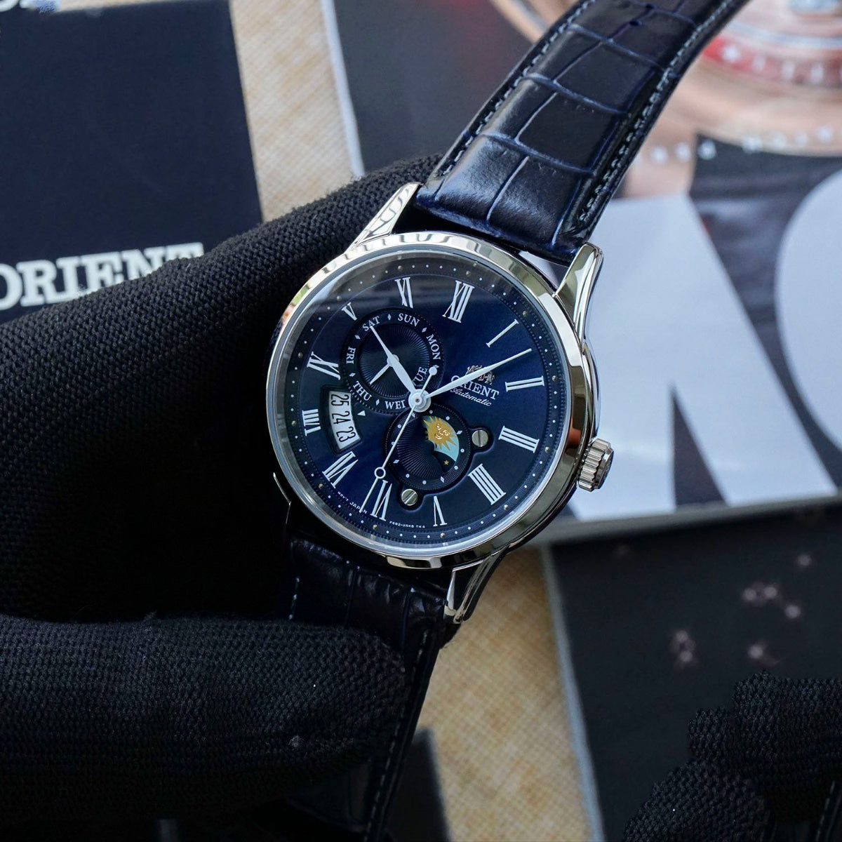 Orient Sun and Moon 42,5 mm Blaues Zifferblatt Leder Herren Automatik Uhr RA-AK0011D30B