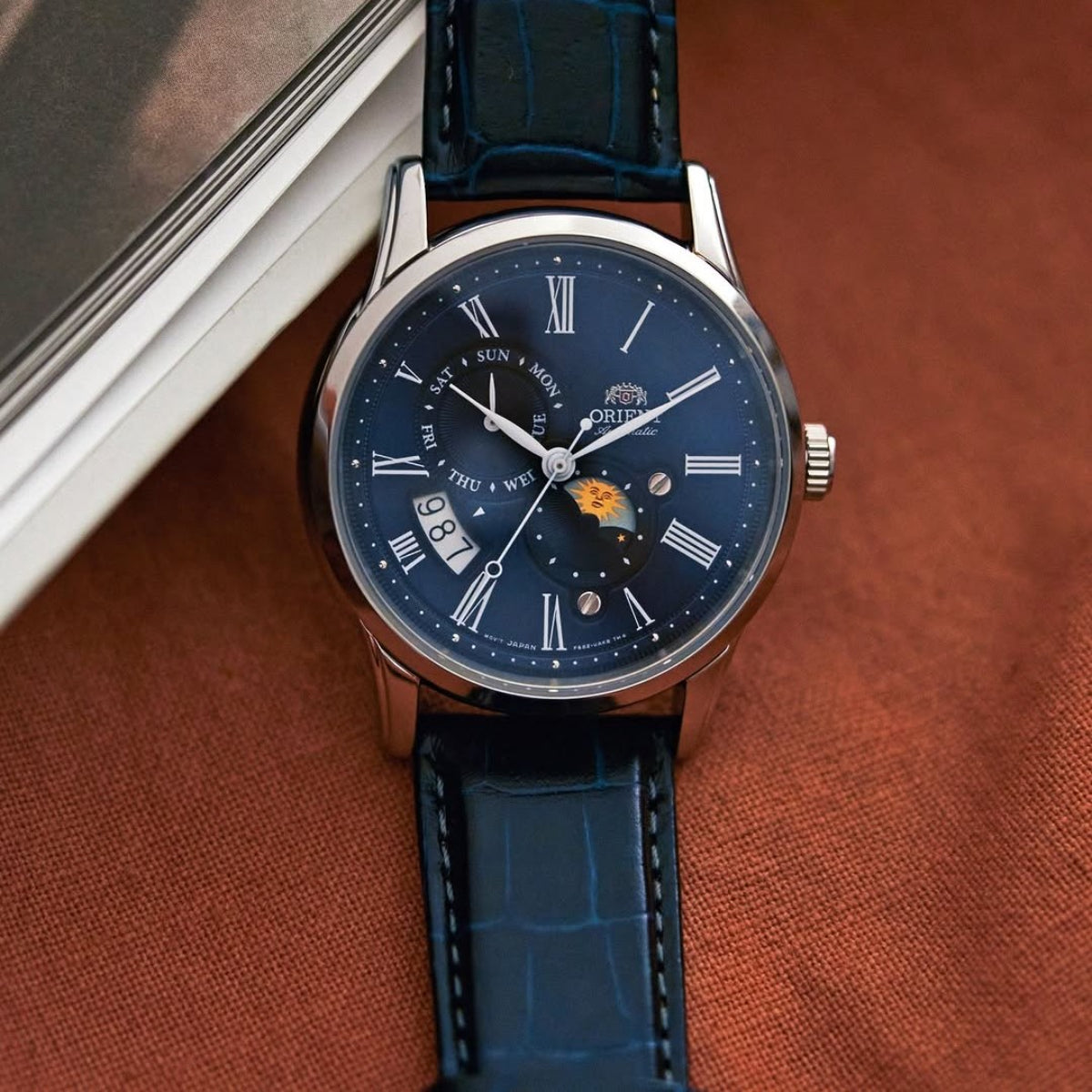 Orient Sun and Moon 42,5 mm Blaues Zifferblatt Leder Herren Automatik Uhr RA-AK0011D30B