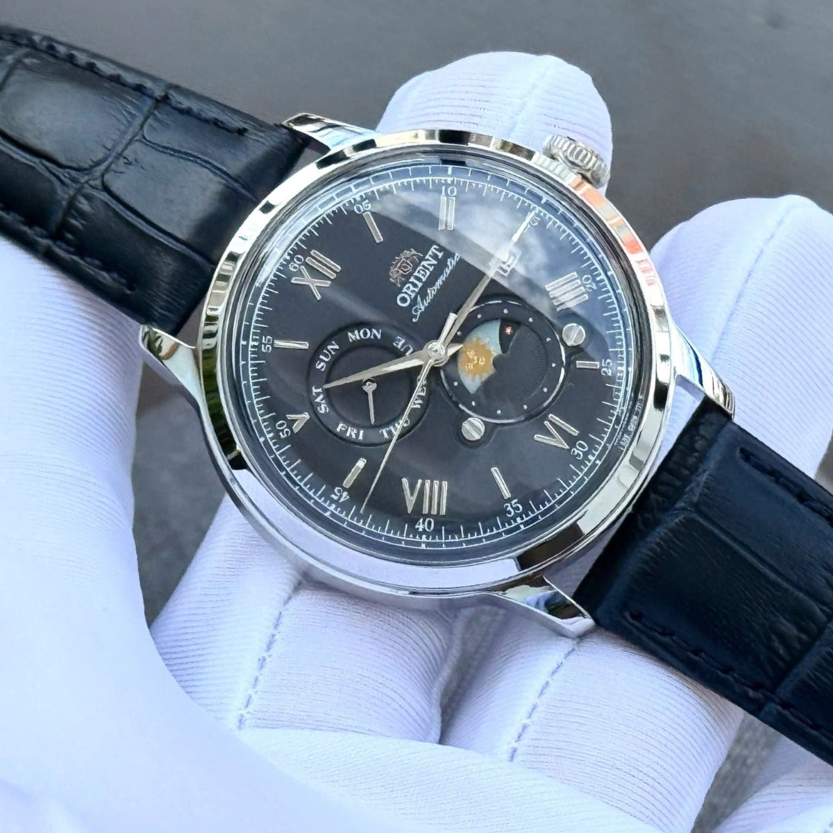 Orient Bambino 41,5 mm Sonne & Mond Blaues Zifferblatt Leder Herren Automatik Uhr RA-AK0806L30B