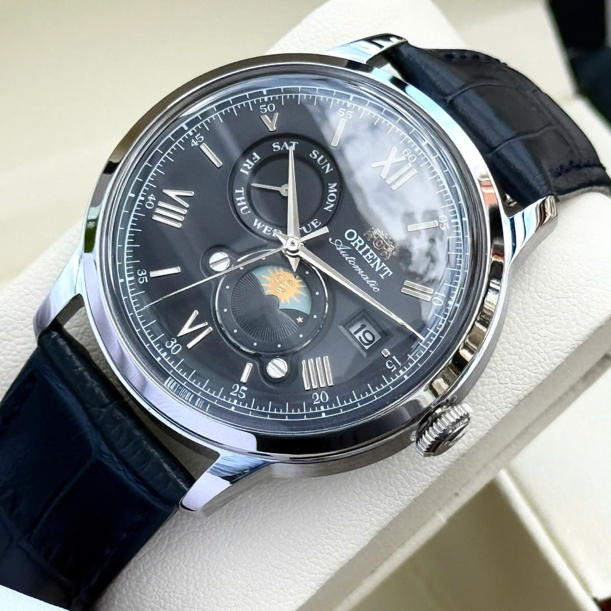 Orient Bambino 41,5 mm Sonne & Mond Blaues Zifferblatt Leder Herren Automatik Uhr RA-AK0806L30B
