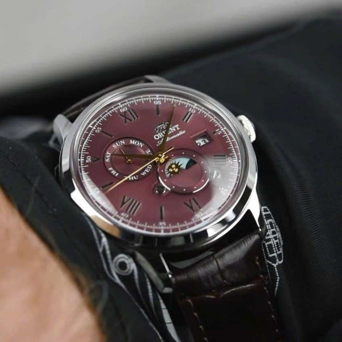Orient Bambino 41,5 mm Sonne & Mond Rotes Zifferblatt Leder Herren Automatik Uhr RA-AK0807R30B