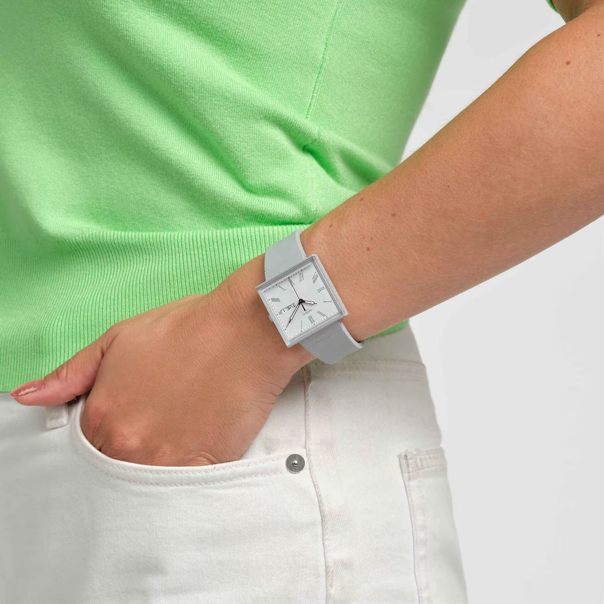 Swatch WAS WÄRE...GRAU? Quadratische Bioceramic Uhr mit weißem Zifferblatt und biobasiertem Armband SO34M700