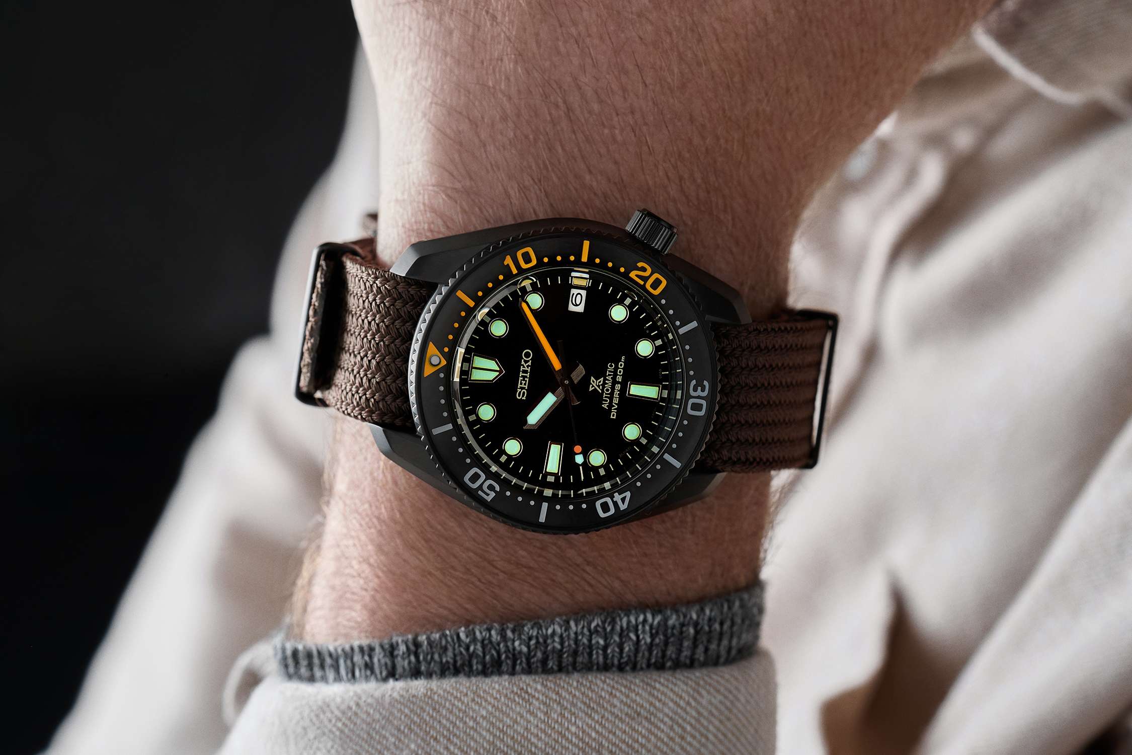 Seiko Prospex Schwarze Serie Heritage Kollektion 1968 Nachbildung Automatik Schwarzes Zifferblatt Braunes Textilarmband Herren Uhr SPB255J1