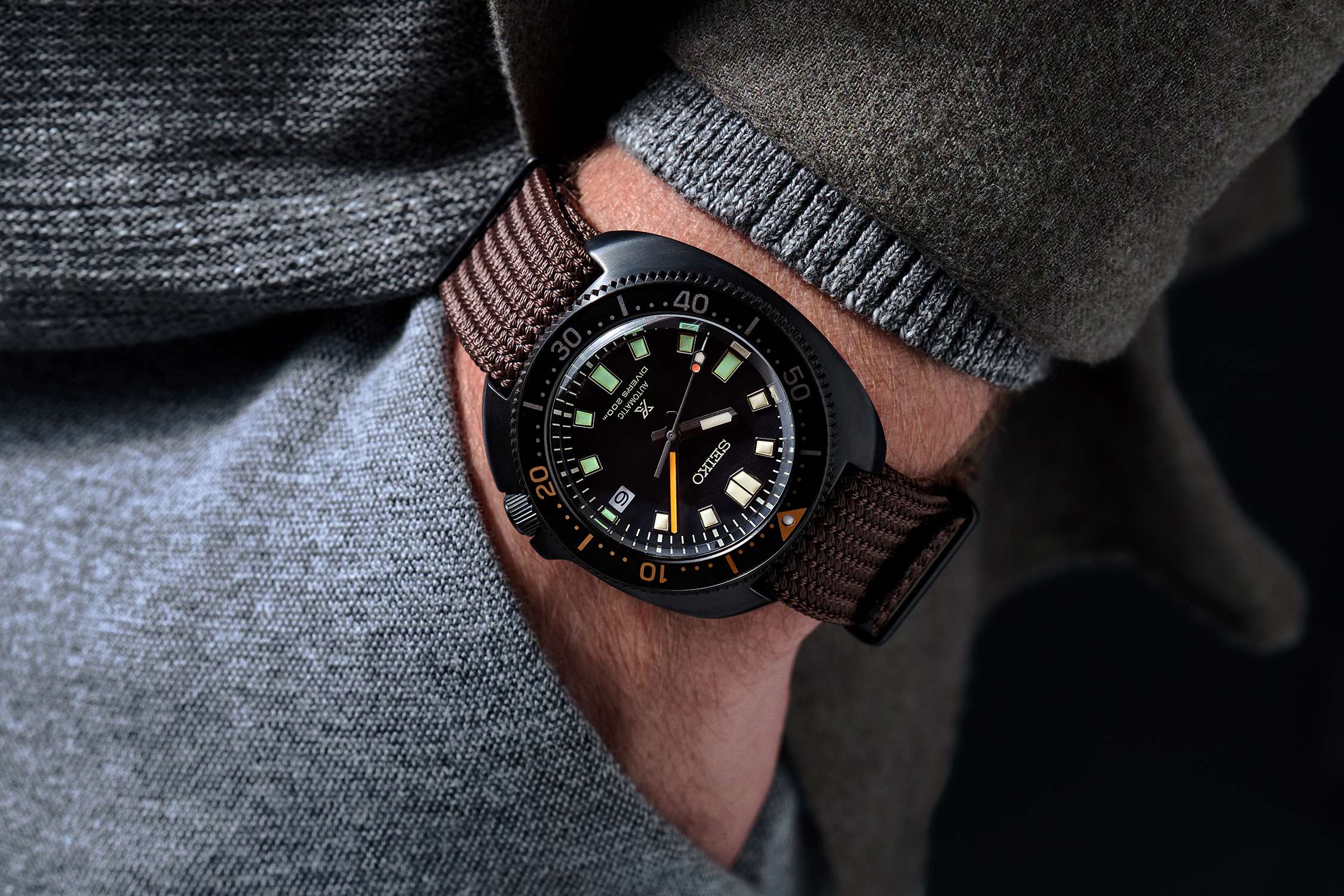Seiko Prospex Schwarze Serie Heritage Kollektion 1970 Nachbildung Automatik Schwarzes Zifferblatt Braunes Textilarmband Herren Uhr SPB257J1