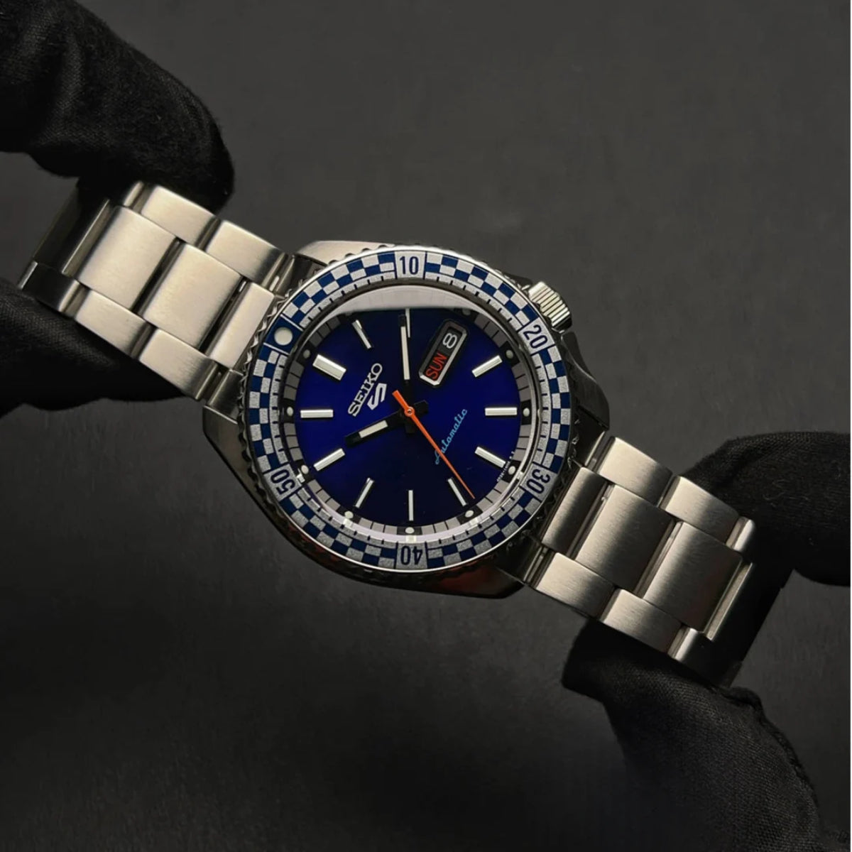 Seiko 5 Sports Checker Flag Automatik Blaues Zifferblatt Stahlarmband Herren Uhr SRPK65K1