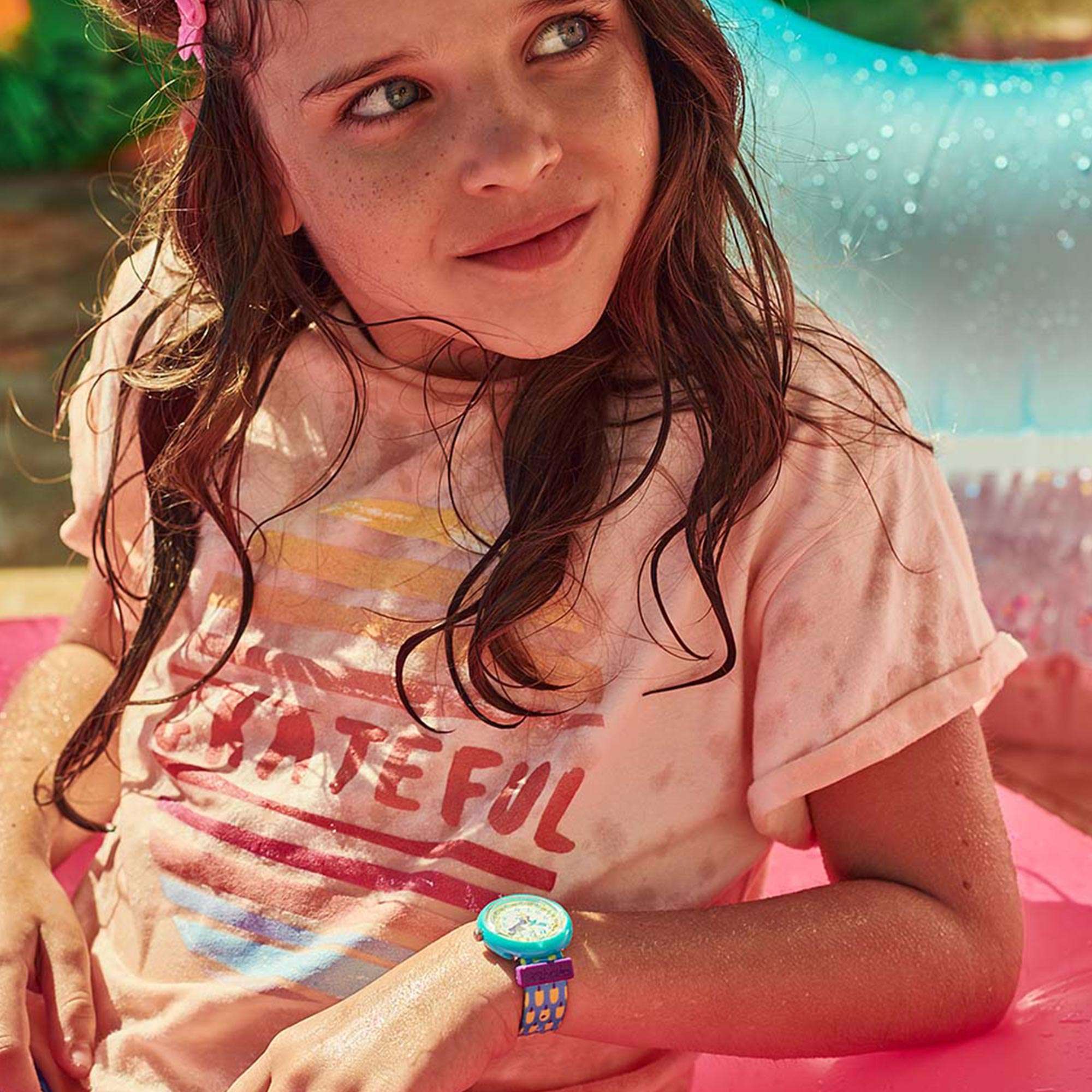 Flik Flak Pool in Miami Lemon Freeze Quarzwerk Gelbes Zifferblatt Textilarmband Kinderuhr FPNP062