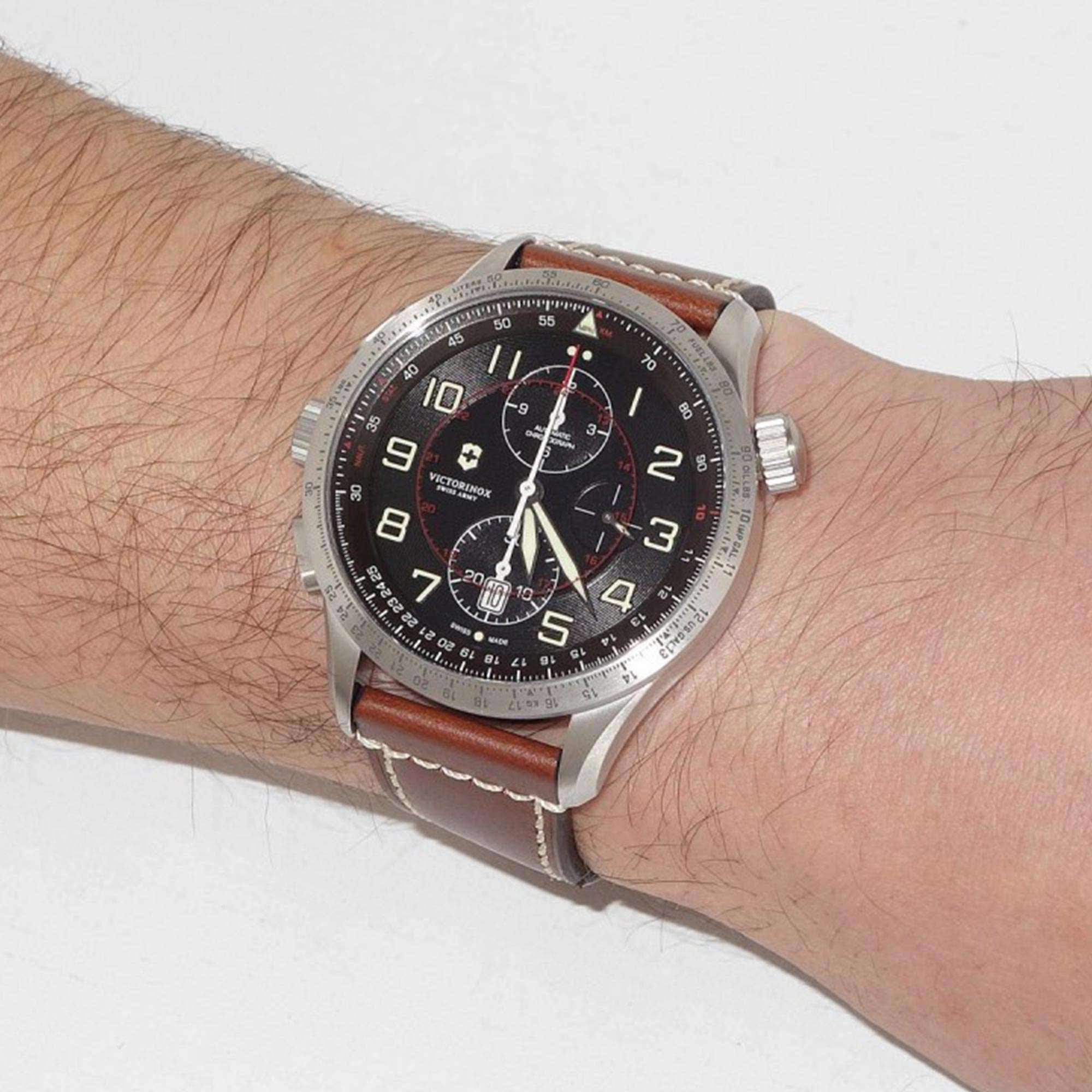 Victorinox Swiss Army Airboss Mach 9 Automatisch Graues Zifferblatt Braunes Lederarmband Herren Uhr 241710