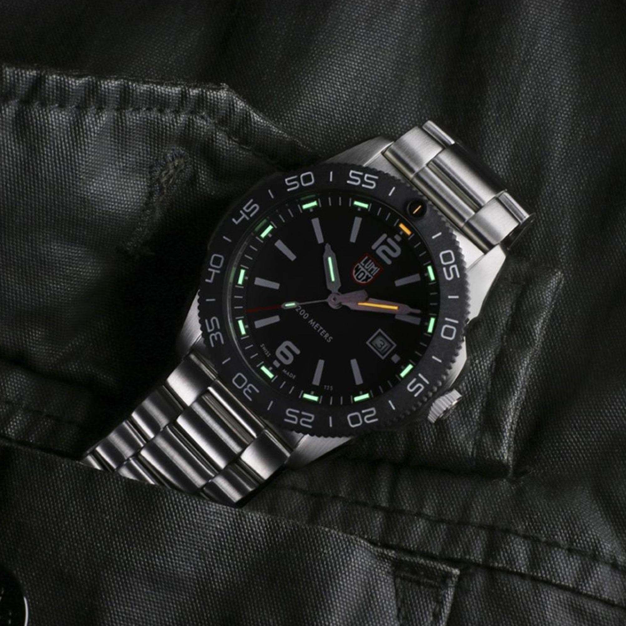 Luminox Pacific Diver Quartz Movement Black Dial Stainless Steel Bracelet Mens Watch XS.3122