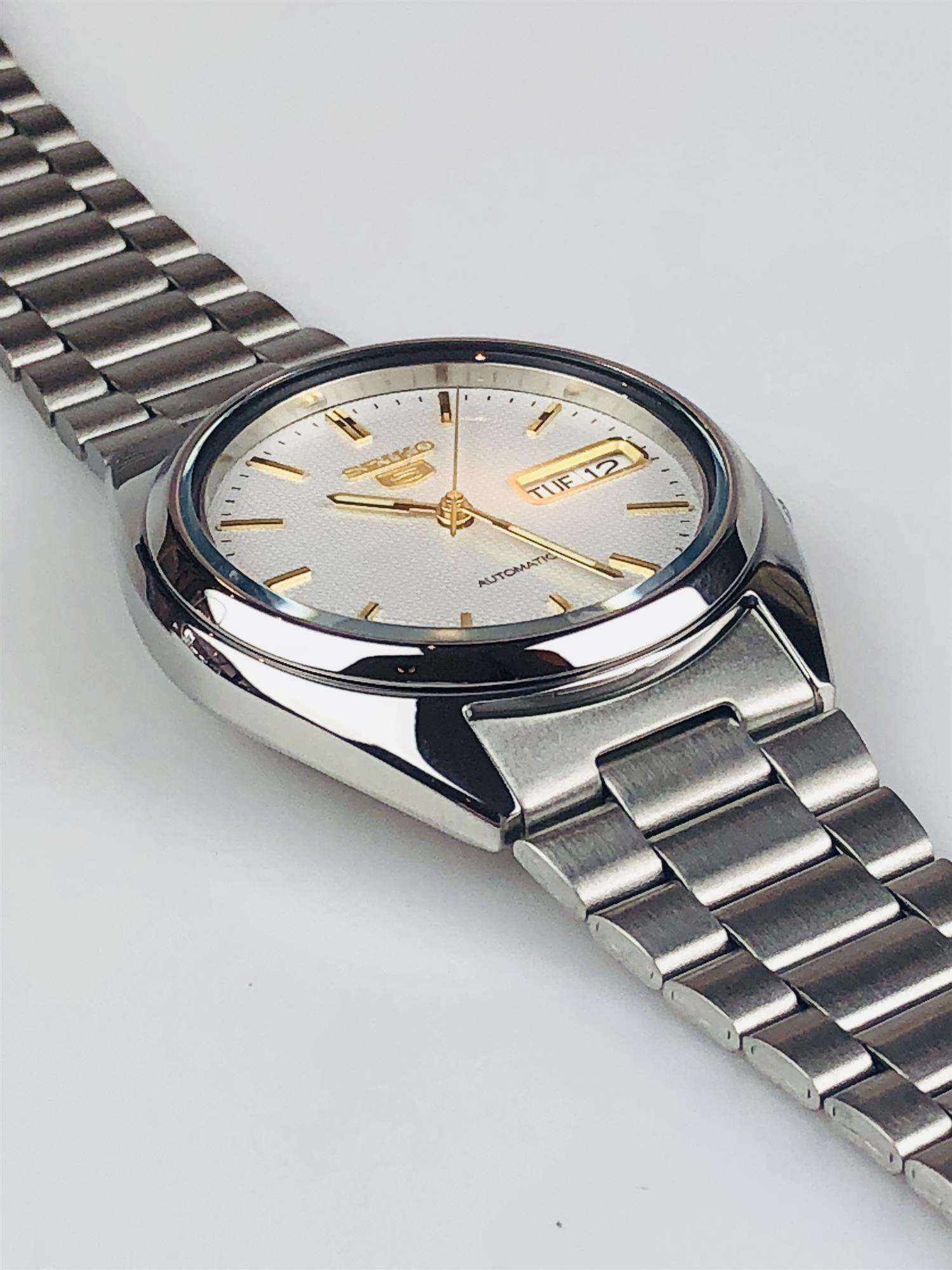 Side view of Seiko 5 Automatic SNXG47K1 showing case thickness and stainless steel bracelet