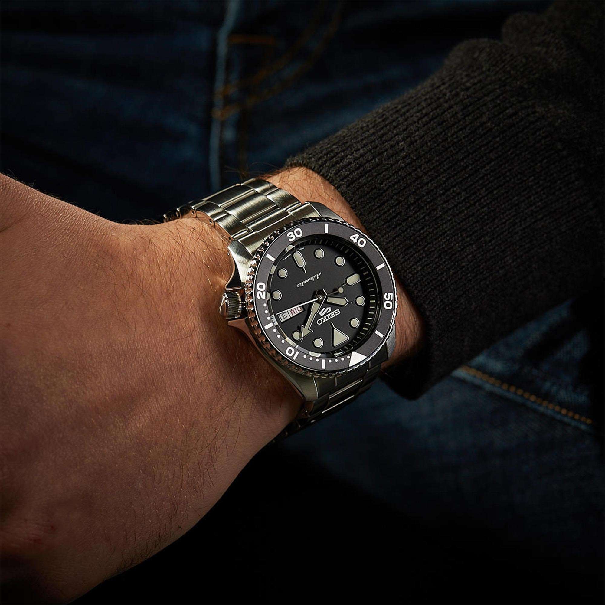 Seiko 5 Sports Automatik Schwarzes Zifferblatt Silbernes Edelstahlarmband Herren Uhr SRPD55K1