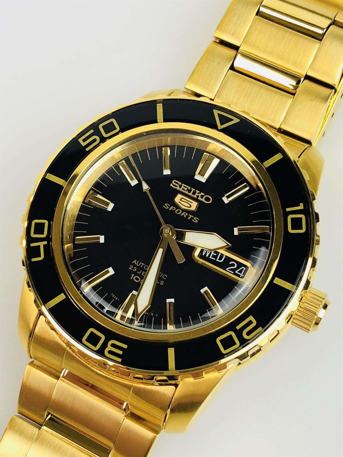 Seiko 5 Sports Automatik Herrenarmbanduhr mit schwarzem Zifferblatt und goldfarbenem Edelstahl SNZH60K1