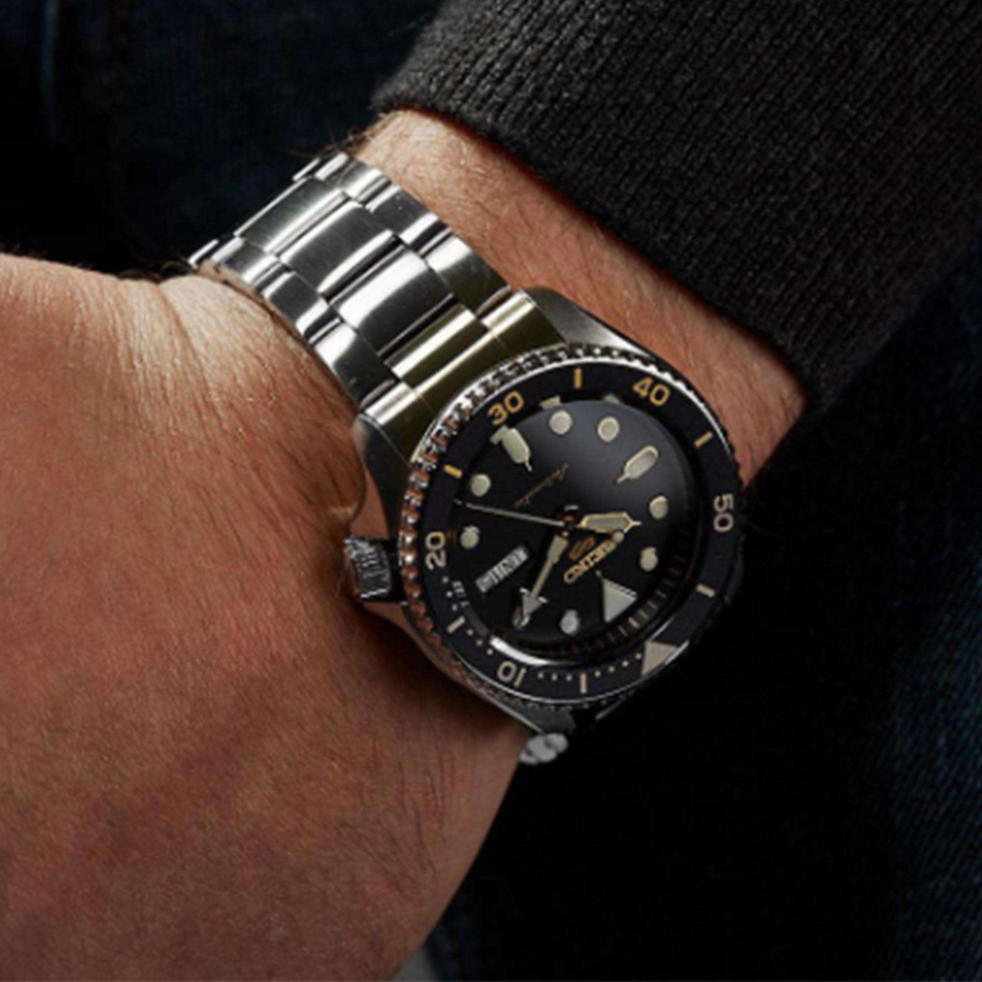 Seiko 5 Sports Uhr mit schwarzem Zifferblatt, silbernes Edelstahlarmband, Automatik, Herren, SRPD57K1