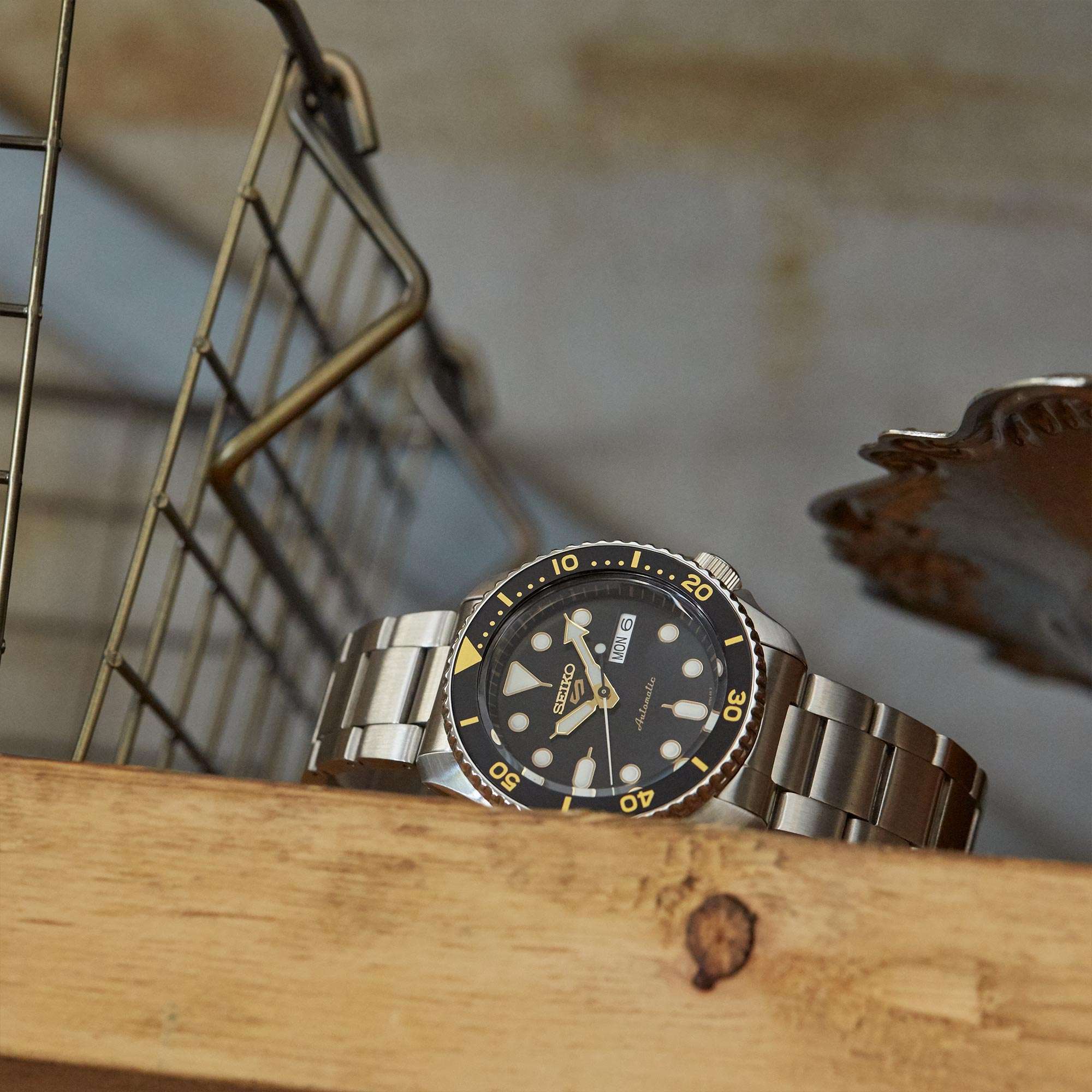 Seiko 5 Sports Uhr mit schwarzem Zifferblatt, silbernes Edelstahlarmband, Automatik, Herren, SRPD57K1