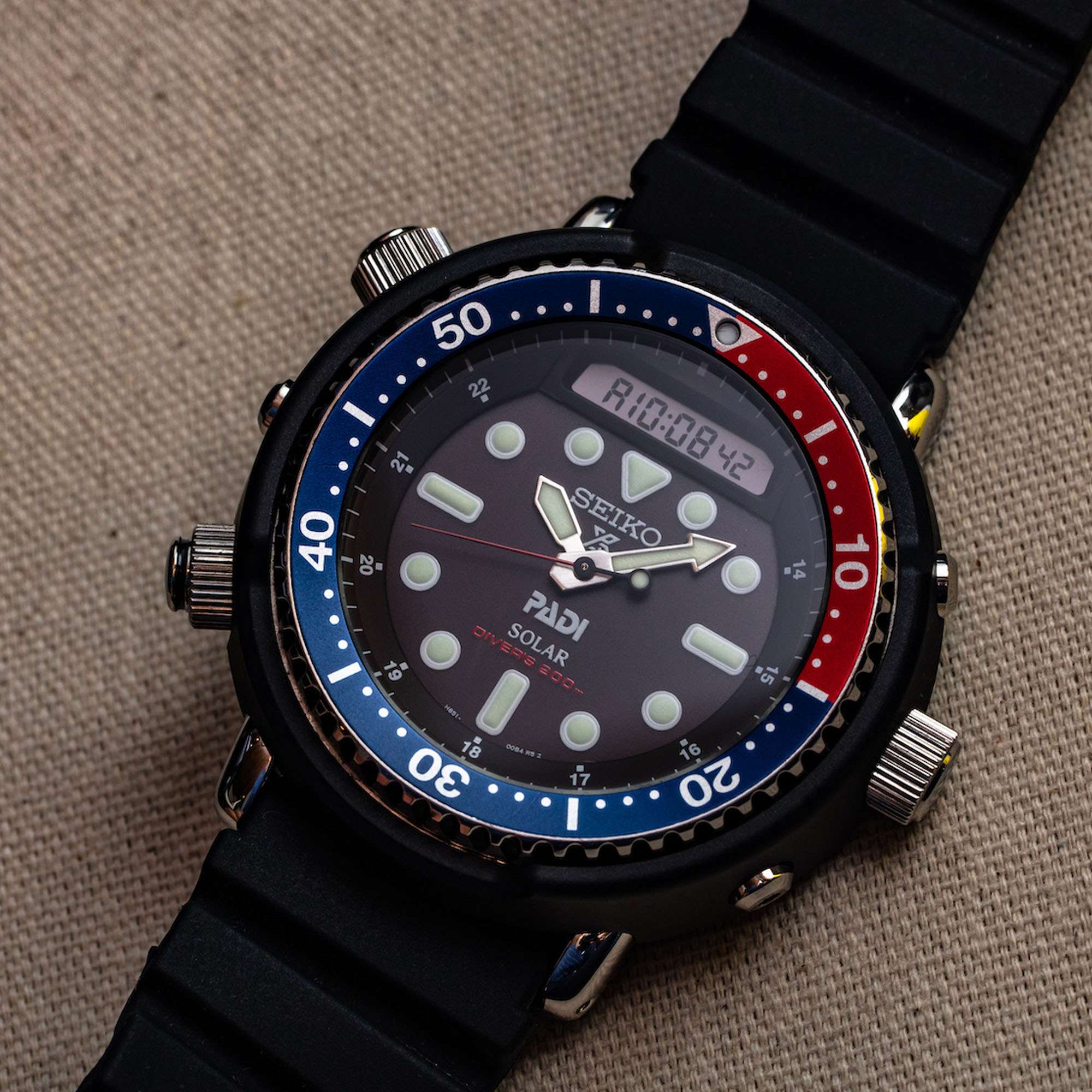 Seiko Prospex 'Arnie' PADI Predator 'Pepsi' 'Tuna' Solar Schwarzes Zifferblatt Silikonarmband Taucher Herren Uhr SNJ027P1