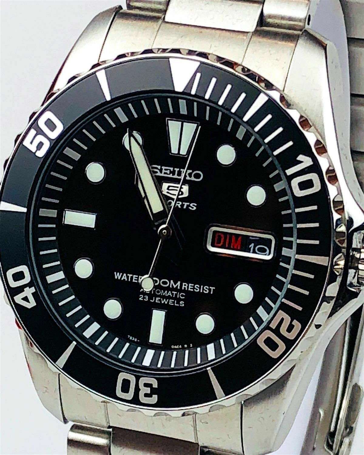 Seiko 5 Sports ‘Seeigel’ Automatik Schwarzes Zifferblatt Edelstahlarmband Herren Uhr SNZF17K1