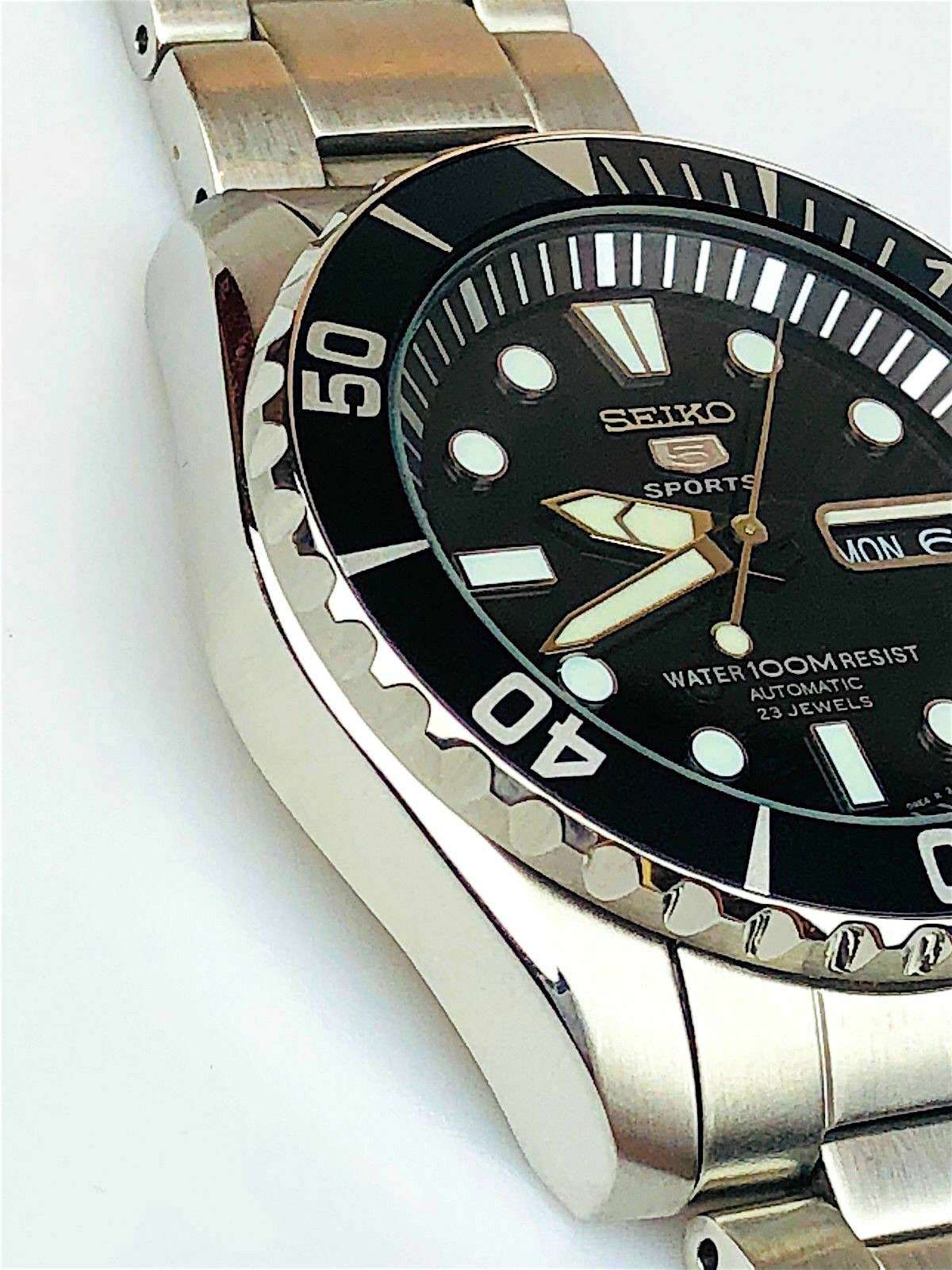 Seiko 5 Sports ‘Seeigel’ Automatik Schwarzes Zifferblatt Edelstahlarmband Herren Uhr SNZF17K1