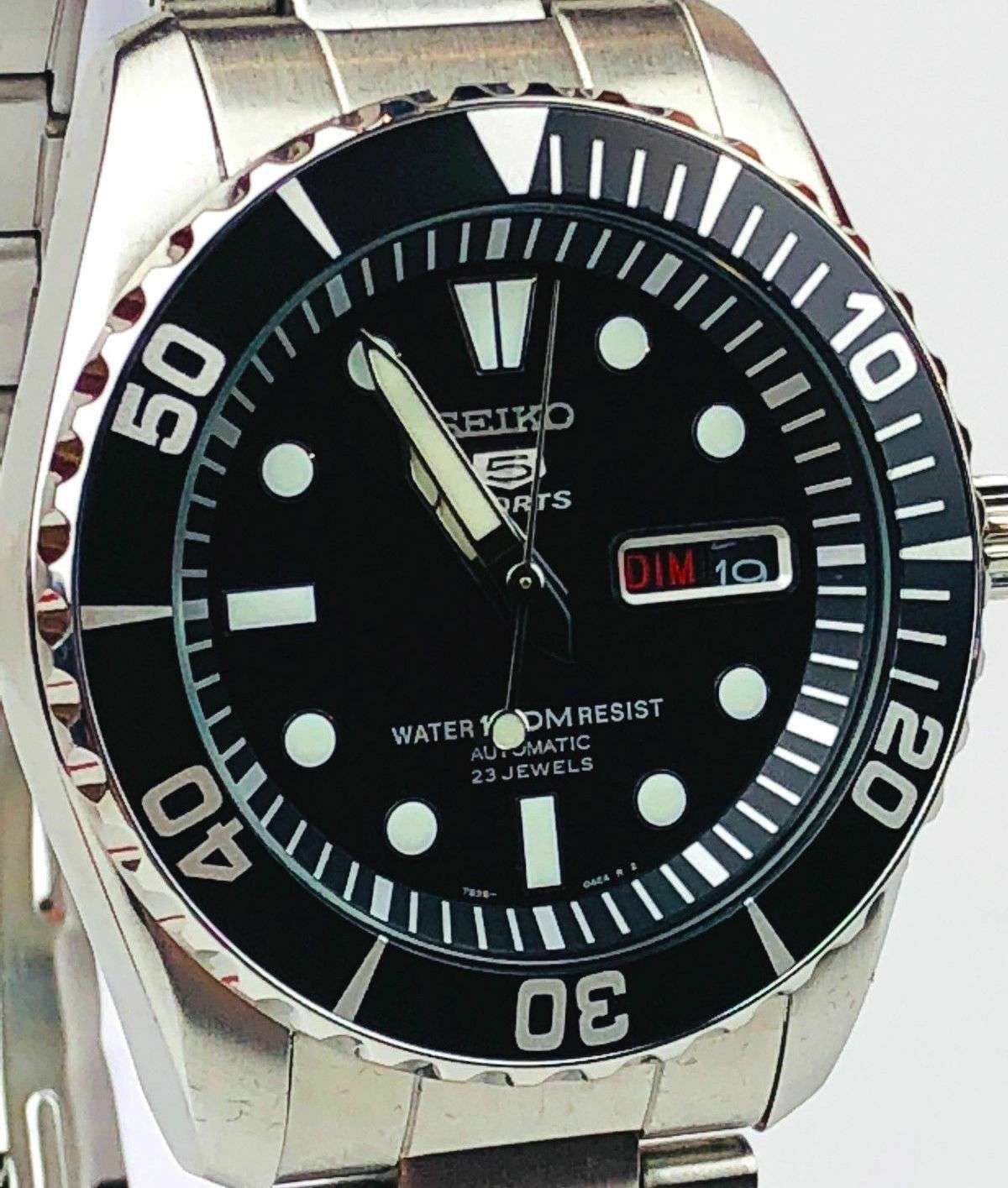 Seiko 5 Sports ‘Seeigel’ Automatik Schwarzes Zifferblatt Edelstahlarmband Herren Uhr SNZF17K1