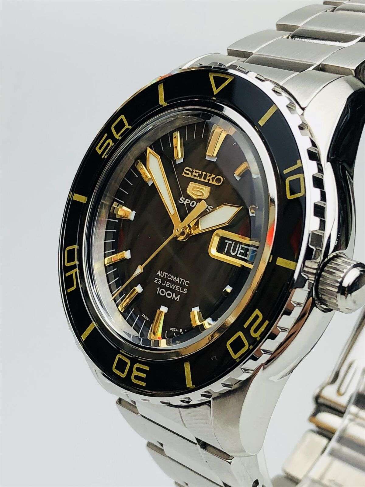 Seiko 5 Sports Automatik Schwarzes Zifferblatt Edelstahl Herren Uhr SNZH57K1