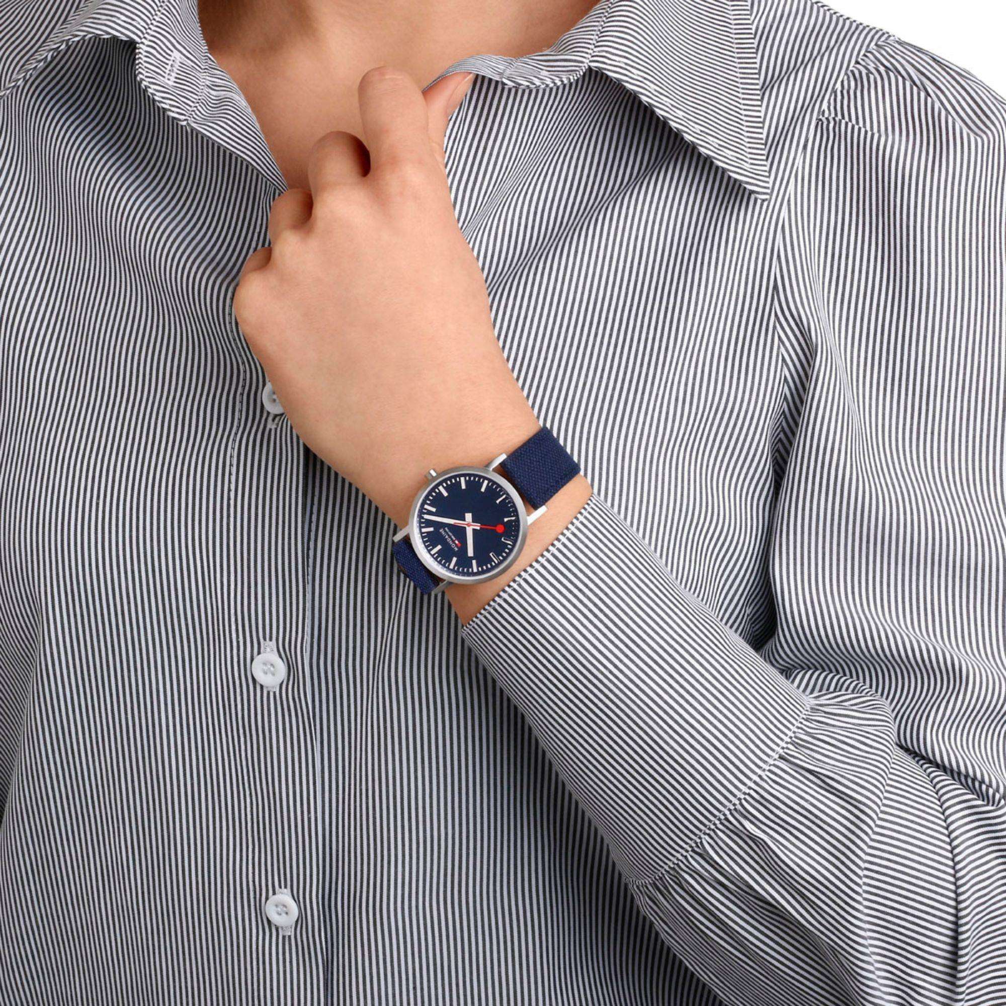 Mondaine Classic Tiefblaues Textilband Blaues Zifferblatt Uhr A660.30314.40SBD