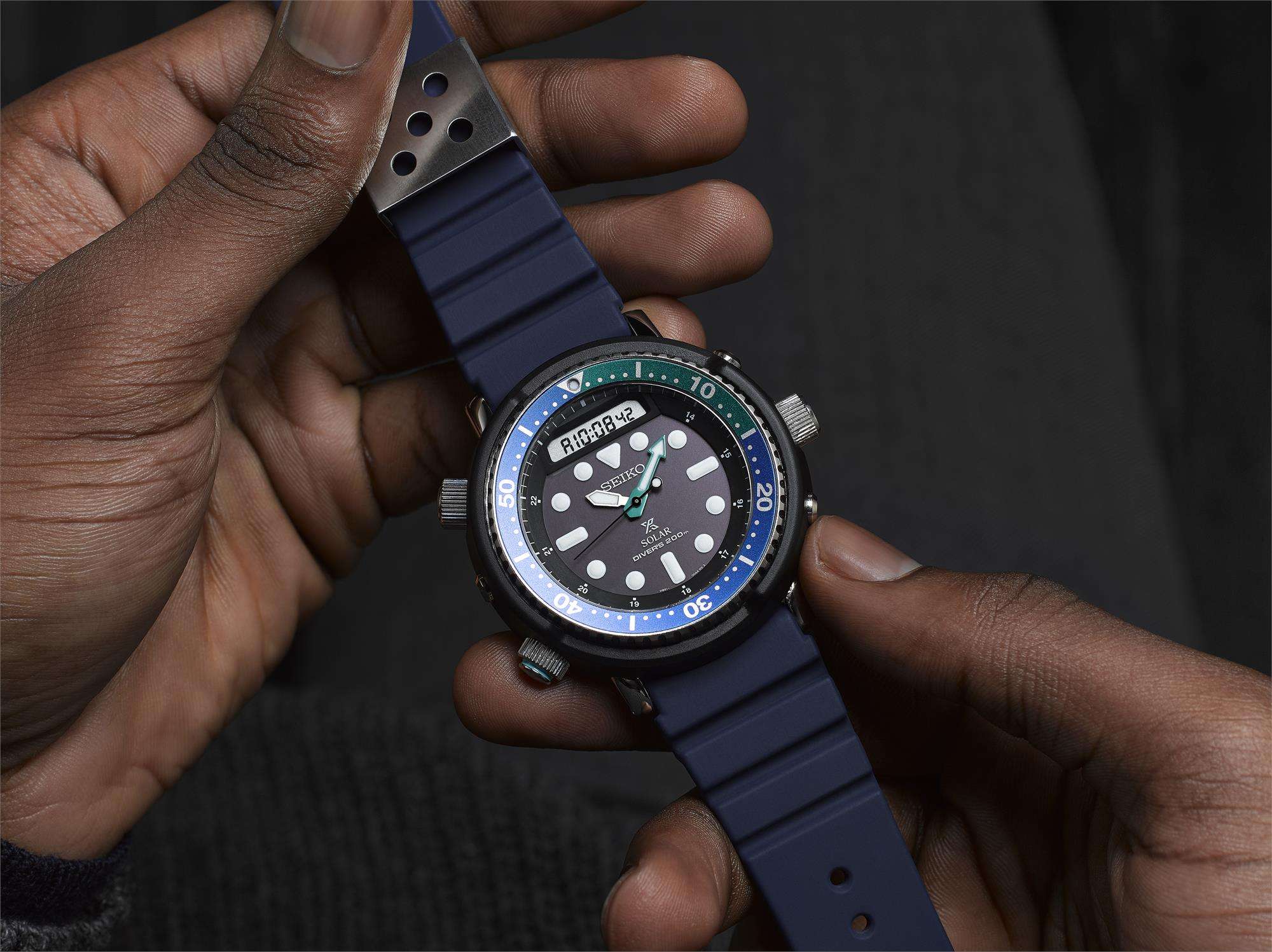 Seiko Prospex Tuna Tropical Lagoon Schwarzes Zifferblatt Blaues Silikon Armband Herren Uhr SNJ039P1